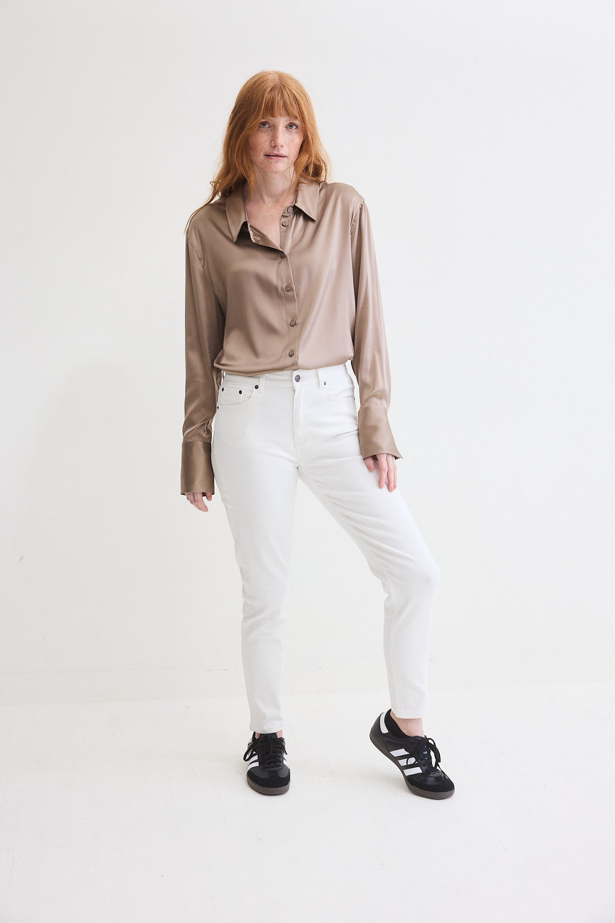 Vintage white fitted denim jeans, slim ankle length, five-pocket style