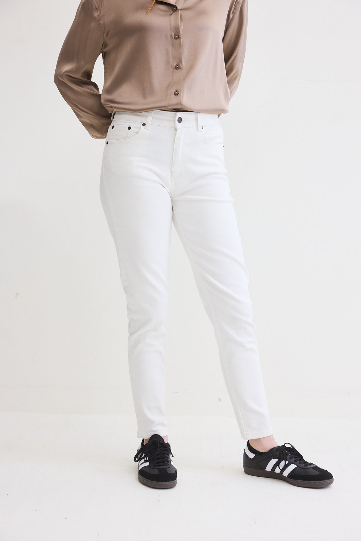 Vintage white slim-fit jeans with front seam detail and ankle-length hem