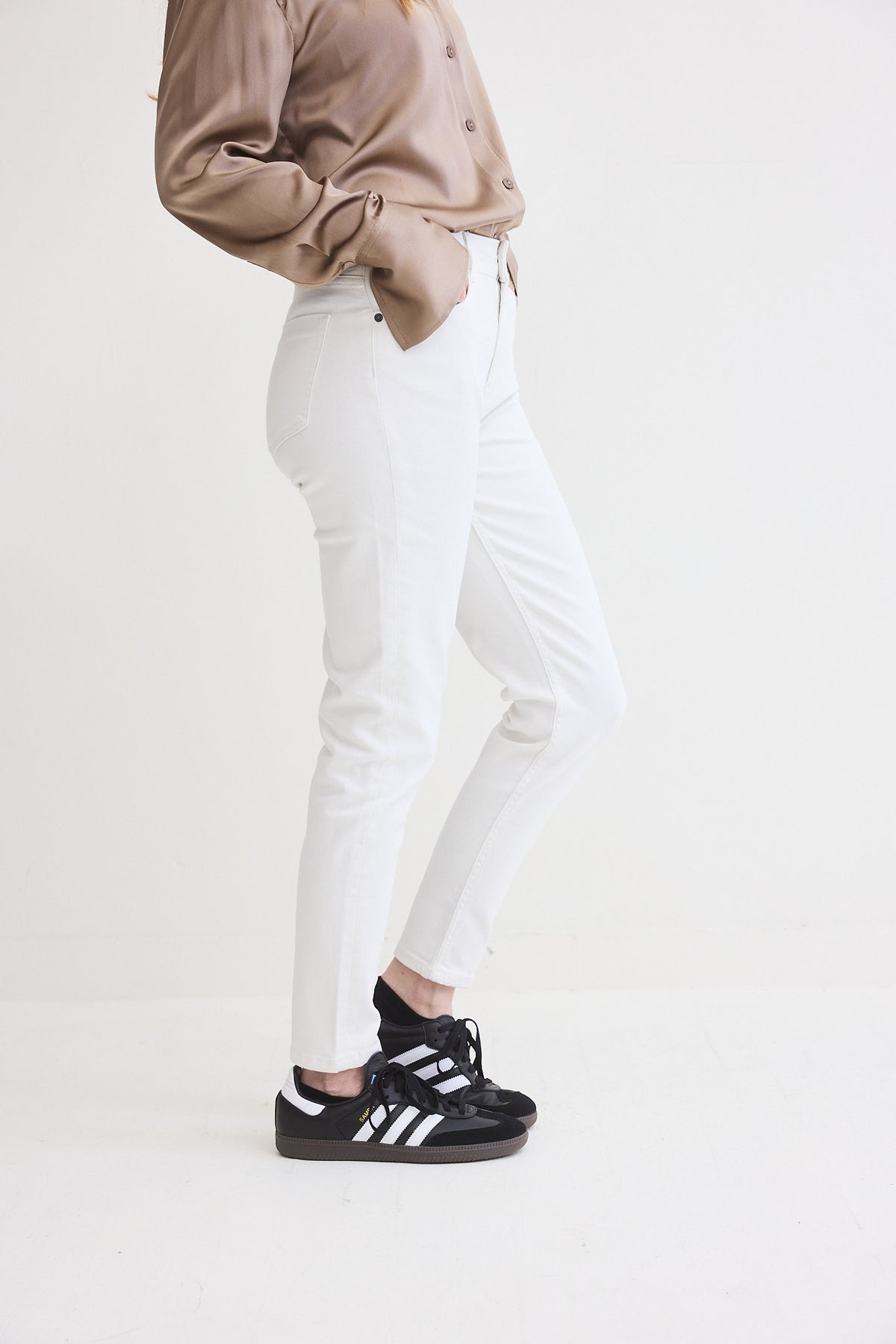 Vintage white fitted jeans with cuffed ankle hem and belt loops