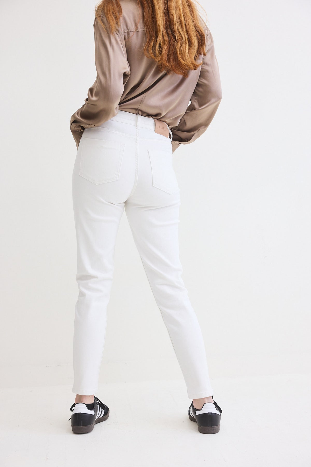 Vintage white fitted jeans with ankle-length slim legs and front pockets
