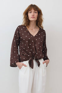 Silky tie-front blouse with V-neck, brown with white polka dots, long sleeves and waist bow