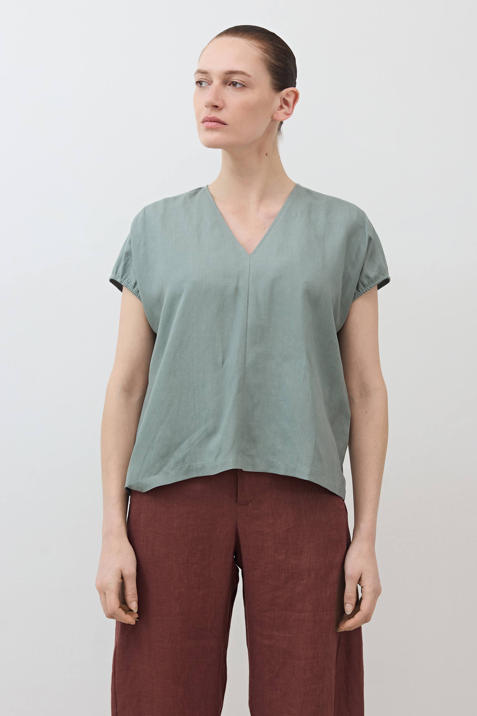 The Nuanced V-Neck Silk Linen Top | Chinois Green – Ruti