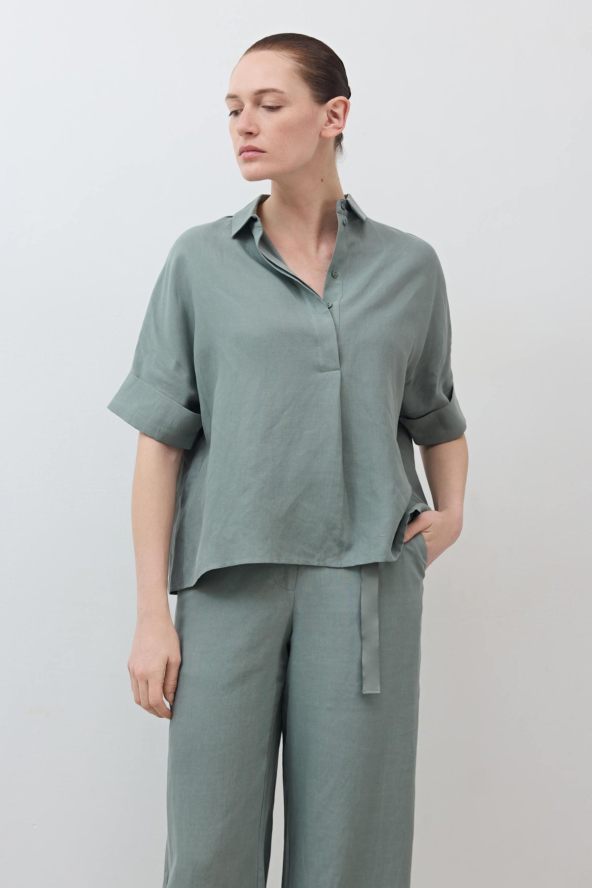 Chinois green oversized blouse with short sleeves, button-front collar, draped front