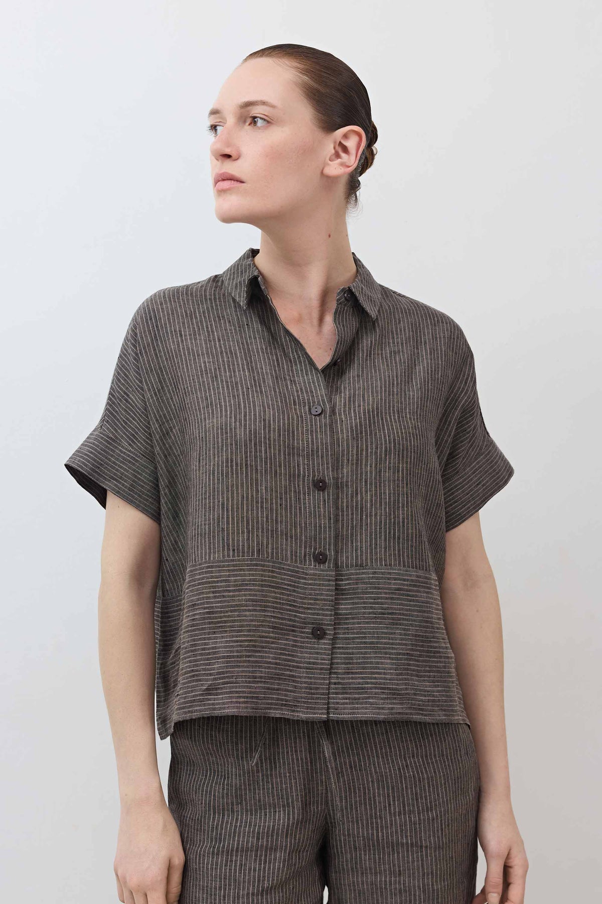 Charcoal linen cropped blouse with short sleeves, pointed collar, button-front, thin striped texture