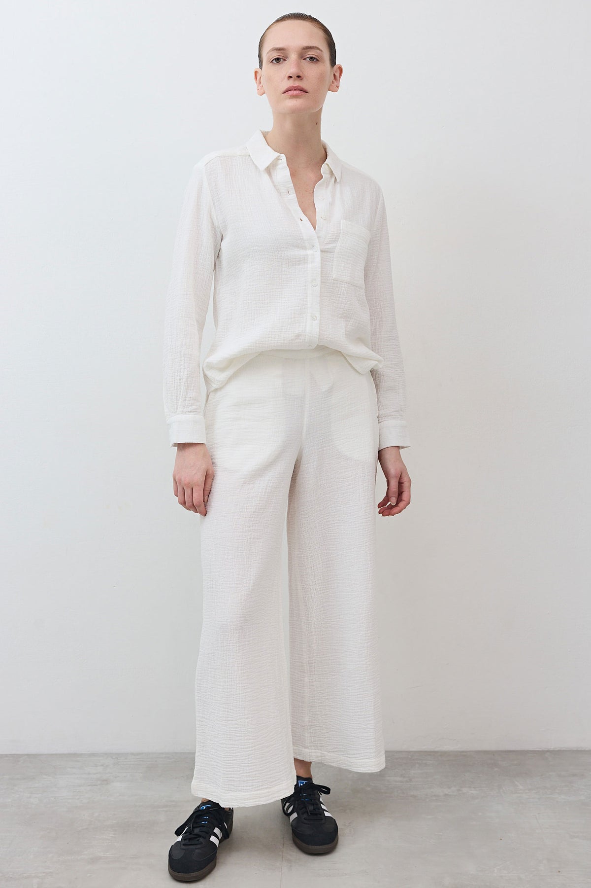 Marshmallow wide-leg pants with relaxed fit and textured fabric, easy straight fall