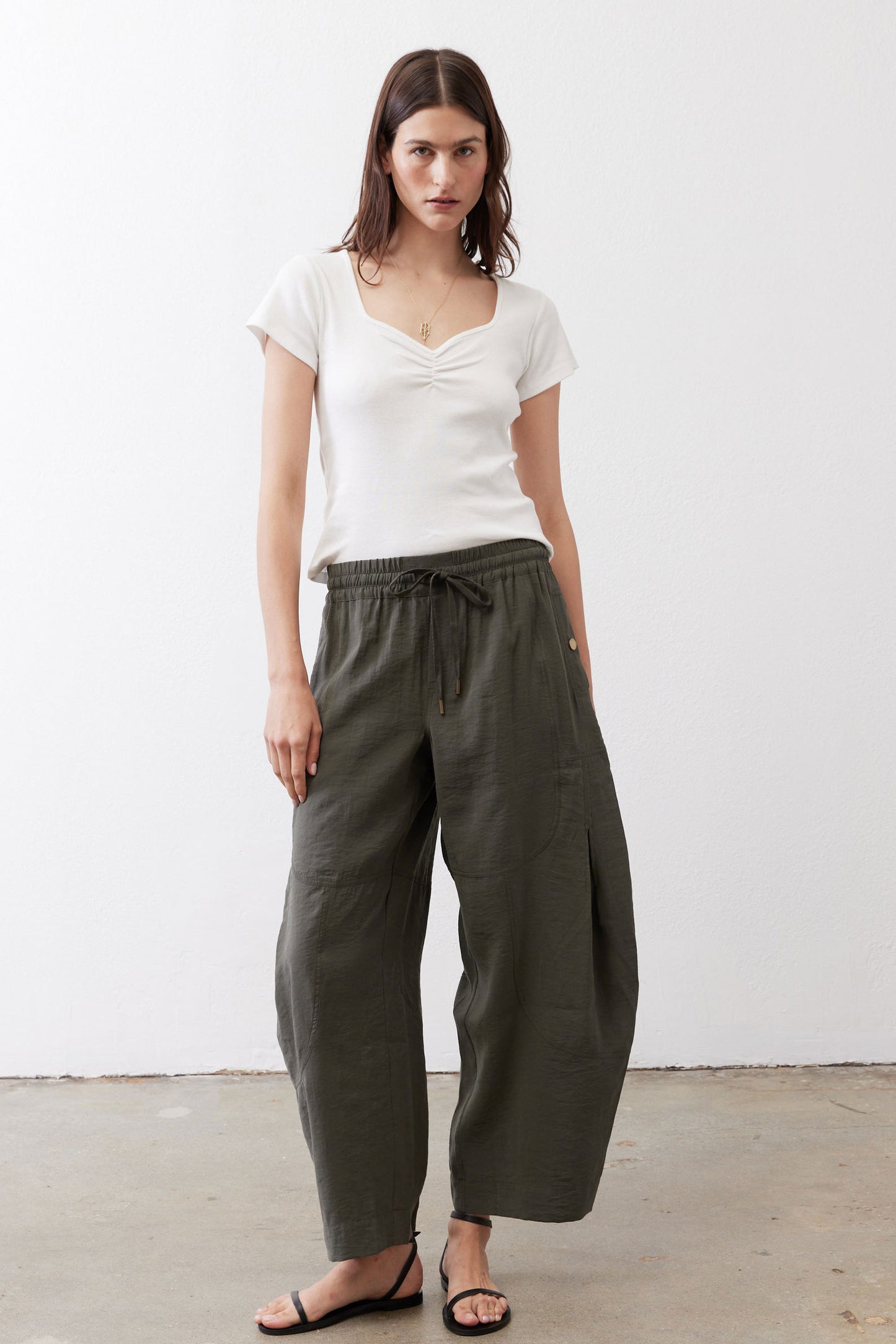 Baggy utility pants, dark olive, elastic drawstring waist and roomy wide-leg fit