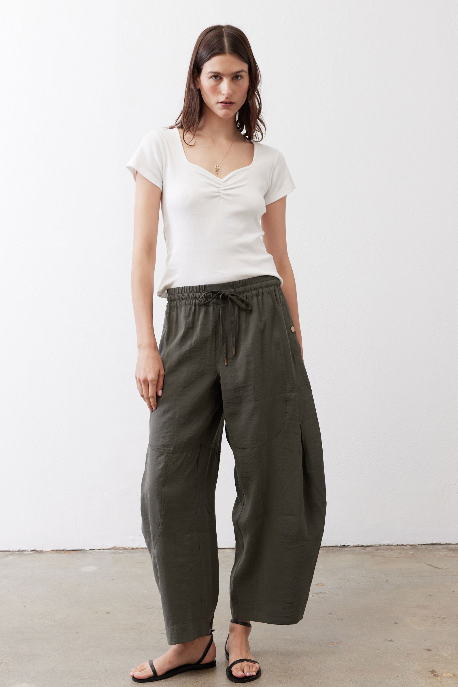 Baggy utility pants, dark olive, elastic drawstring waist and roomy wide-leg fit