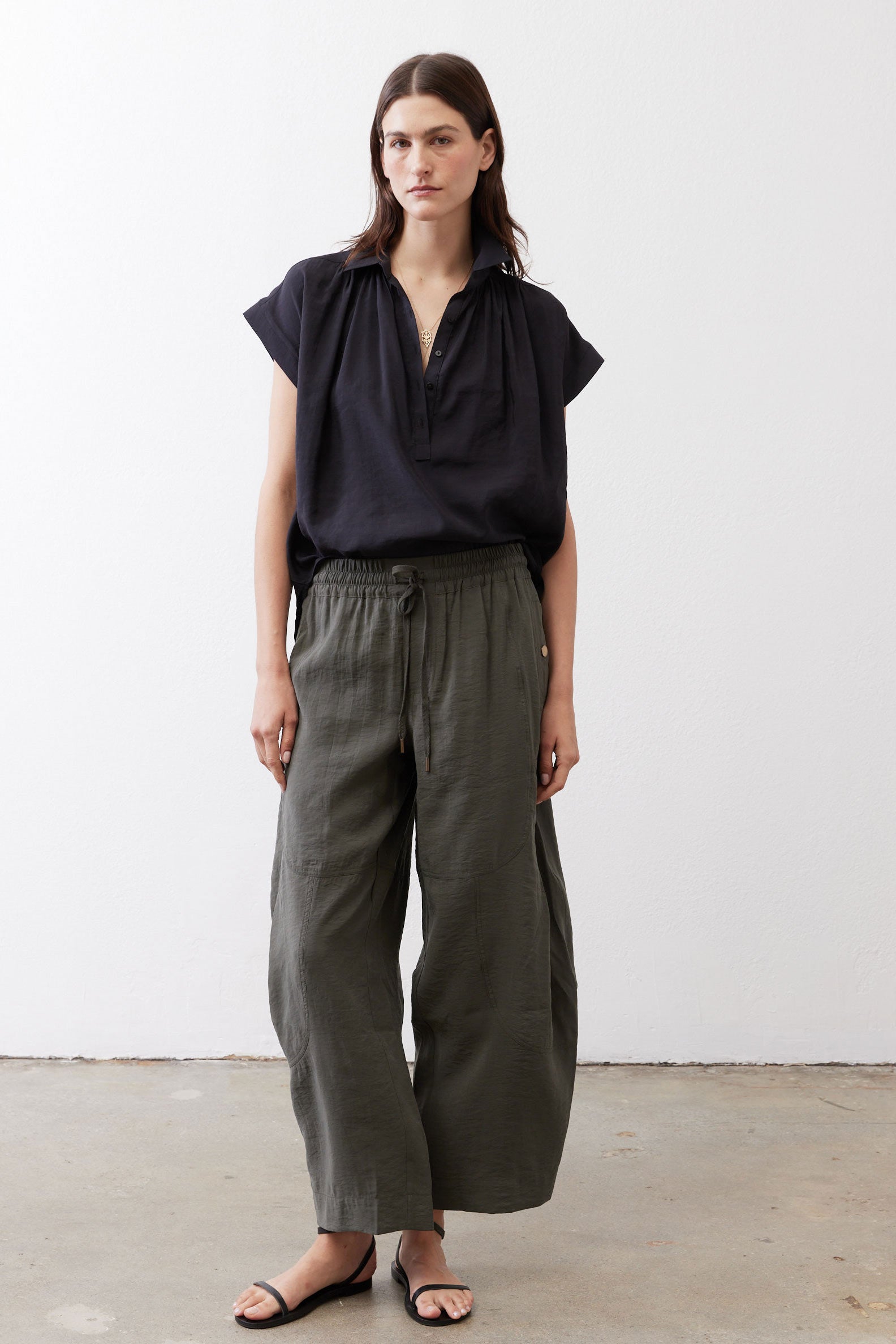 Baggy utility pants in dark olive with elastic waist and side pockets