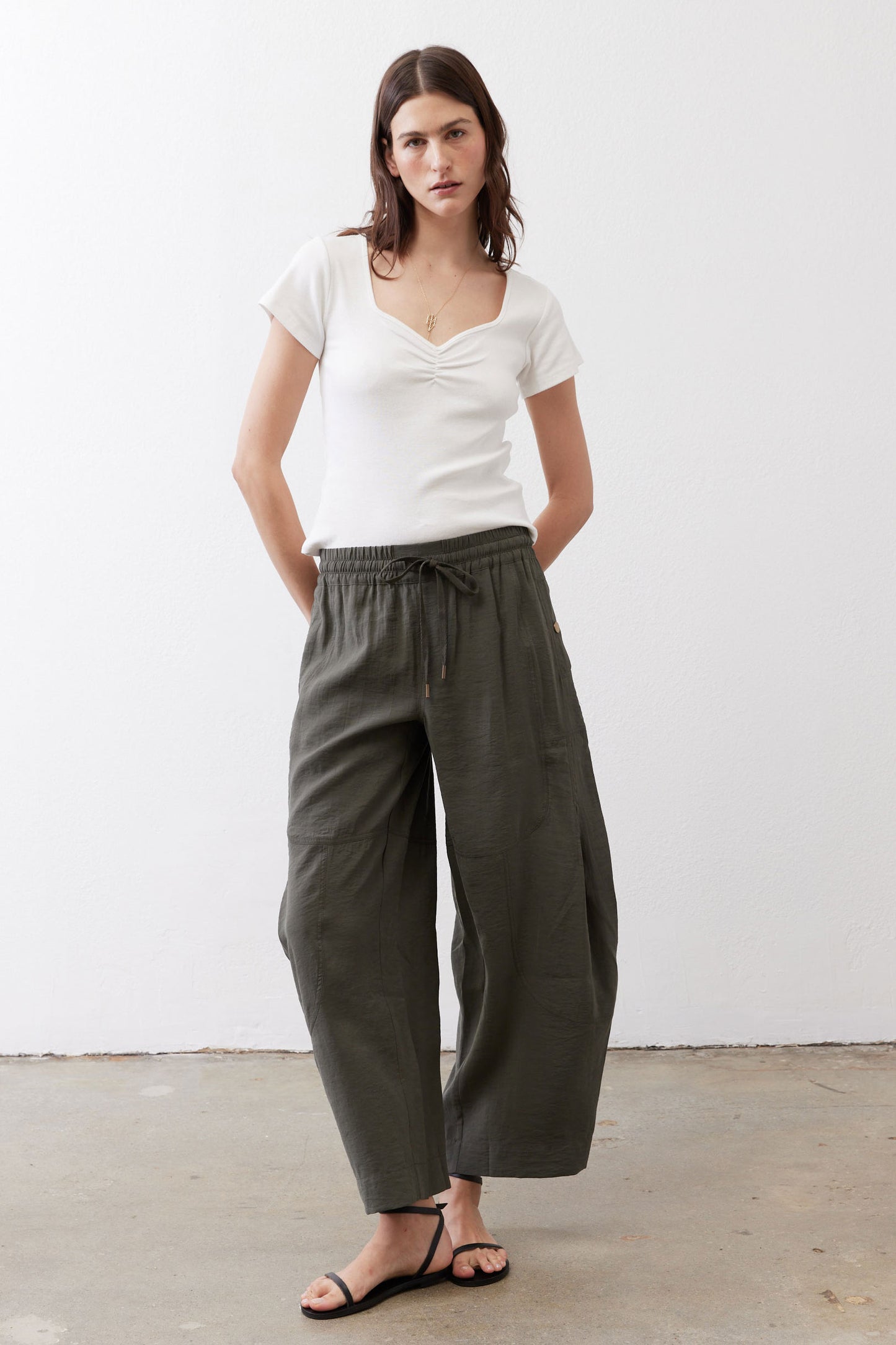 Baggy utility pants, dark olive, elastic drawstring waist and wide cropped legs