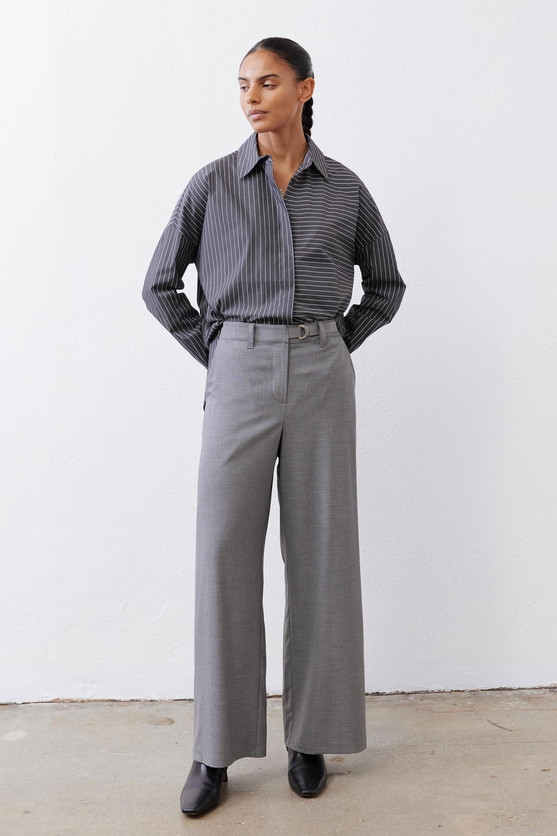 Belted wide-leg trousers in pebble melange gray with metal buckle, straight wide legs