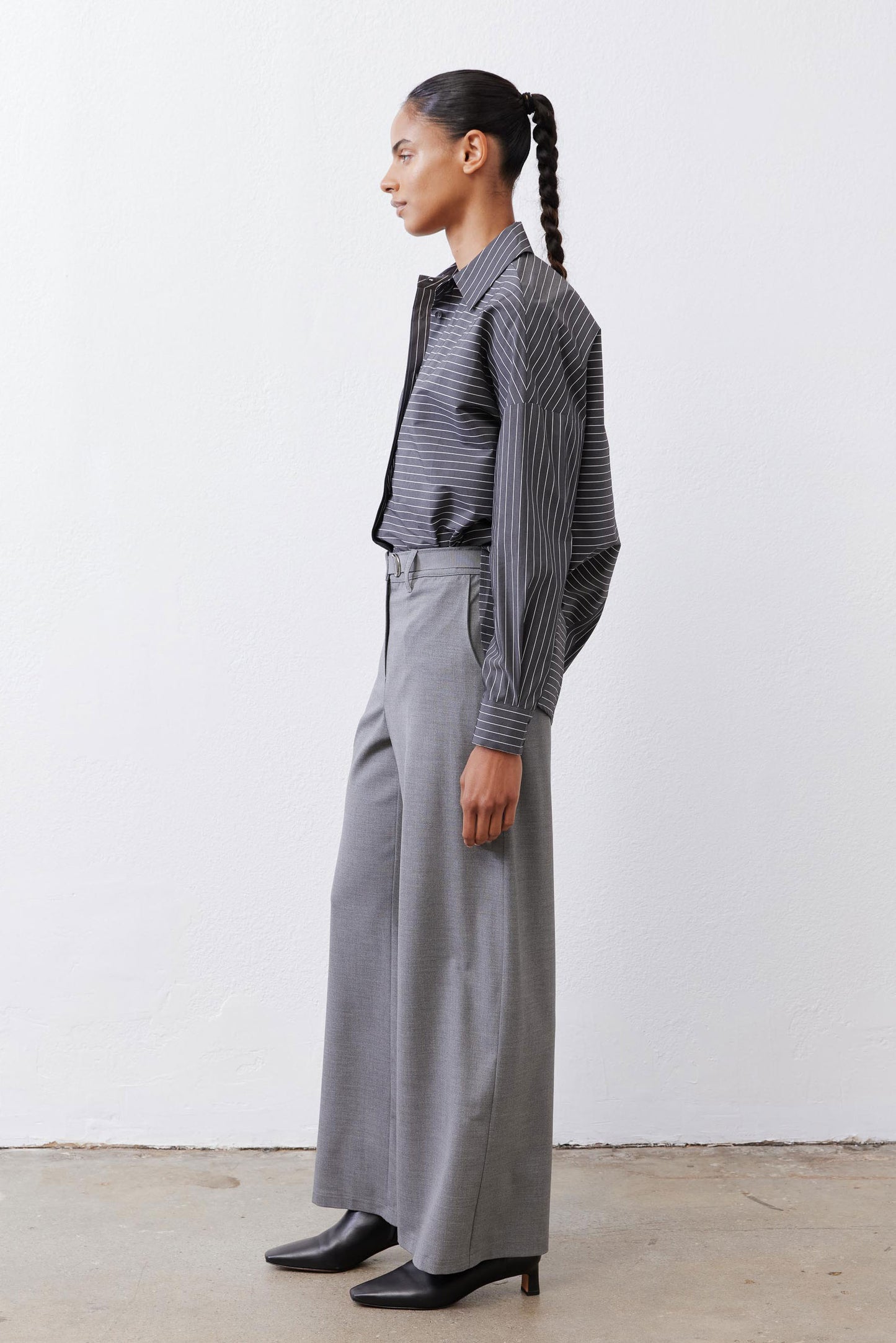 Pebble melange gray wide-leg trousers with belt at waist and relaxed straight fit