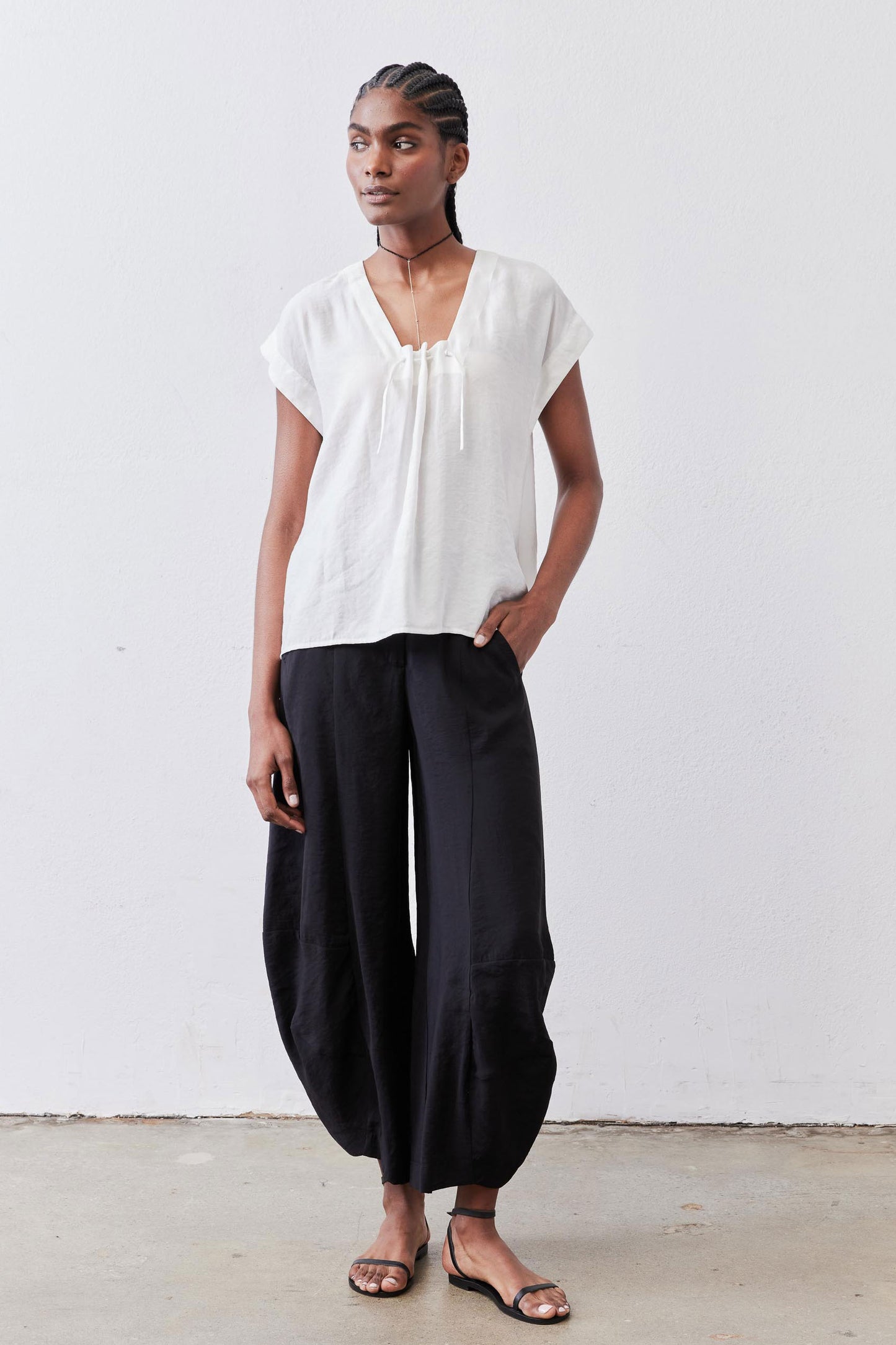 White cinched-neck poplin top with drawstring, short sleeves, relaxed drape
