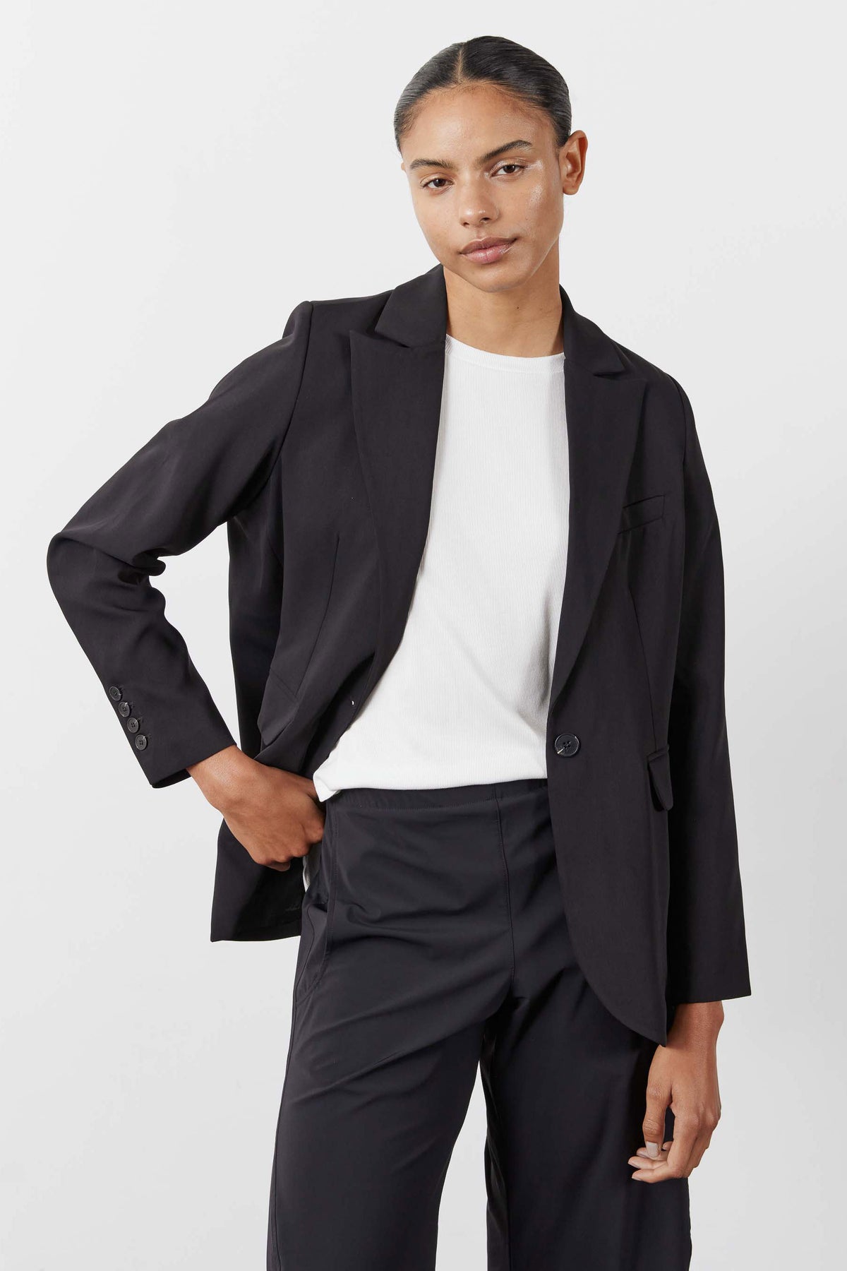 Black single-breasted blazer with notch lapels, flap pockets, long sleeves