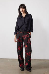 Wide-leg pleated pants with black base and red rose print, relaxed fit