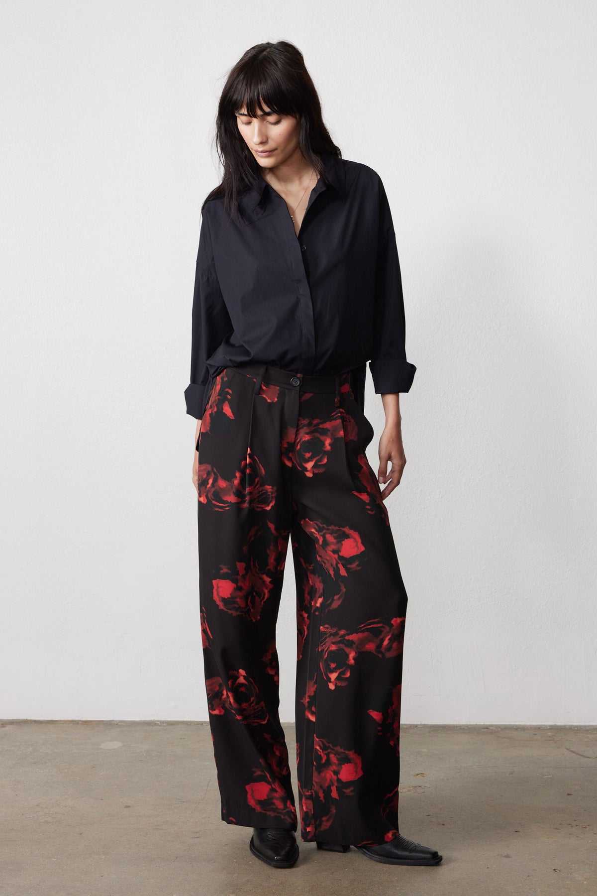 Wide-leg pleated pants in black with red floral print, elastic waistband