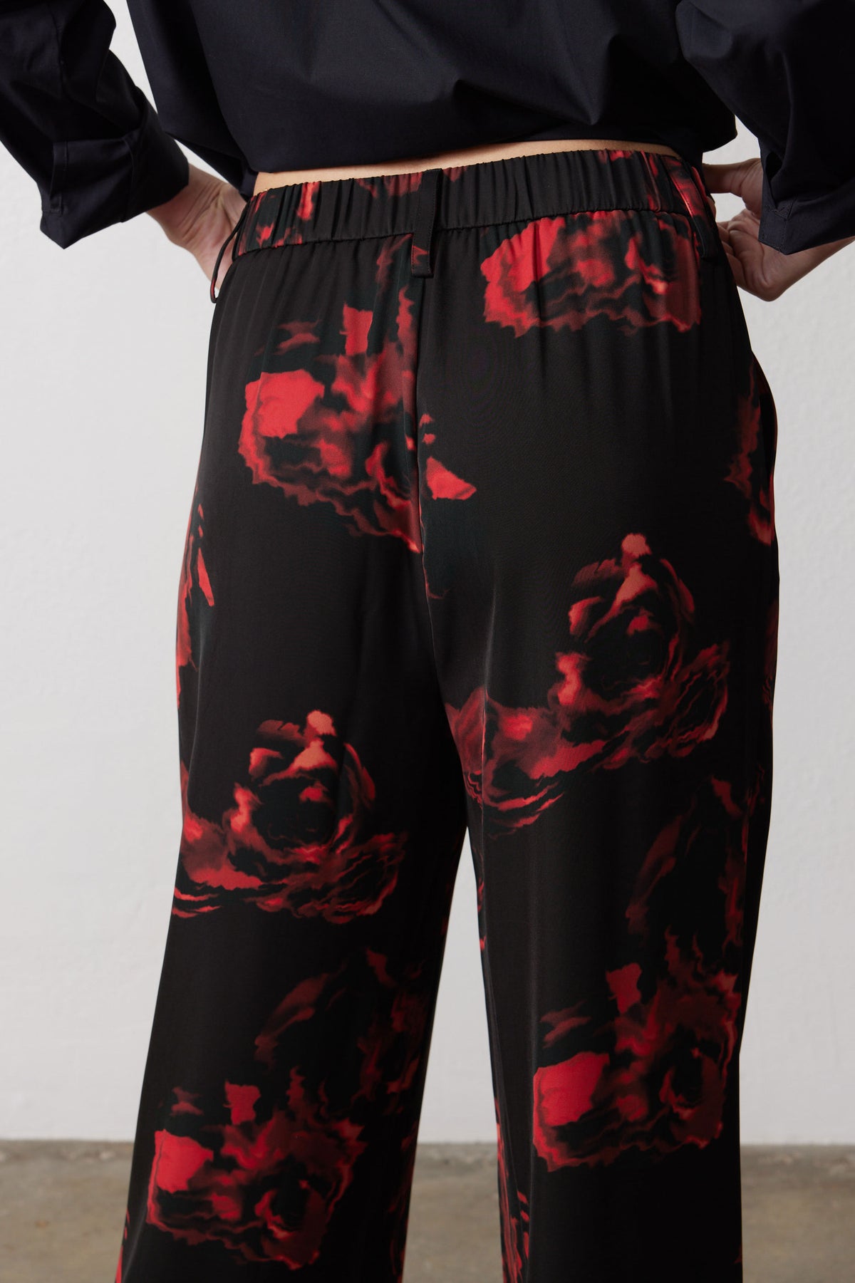 Wide-leg pants with elastic waist and black-red floral print, pleated front