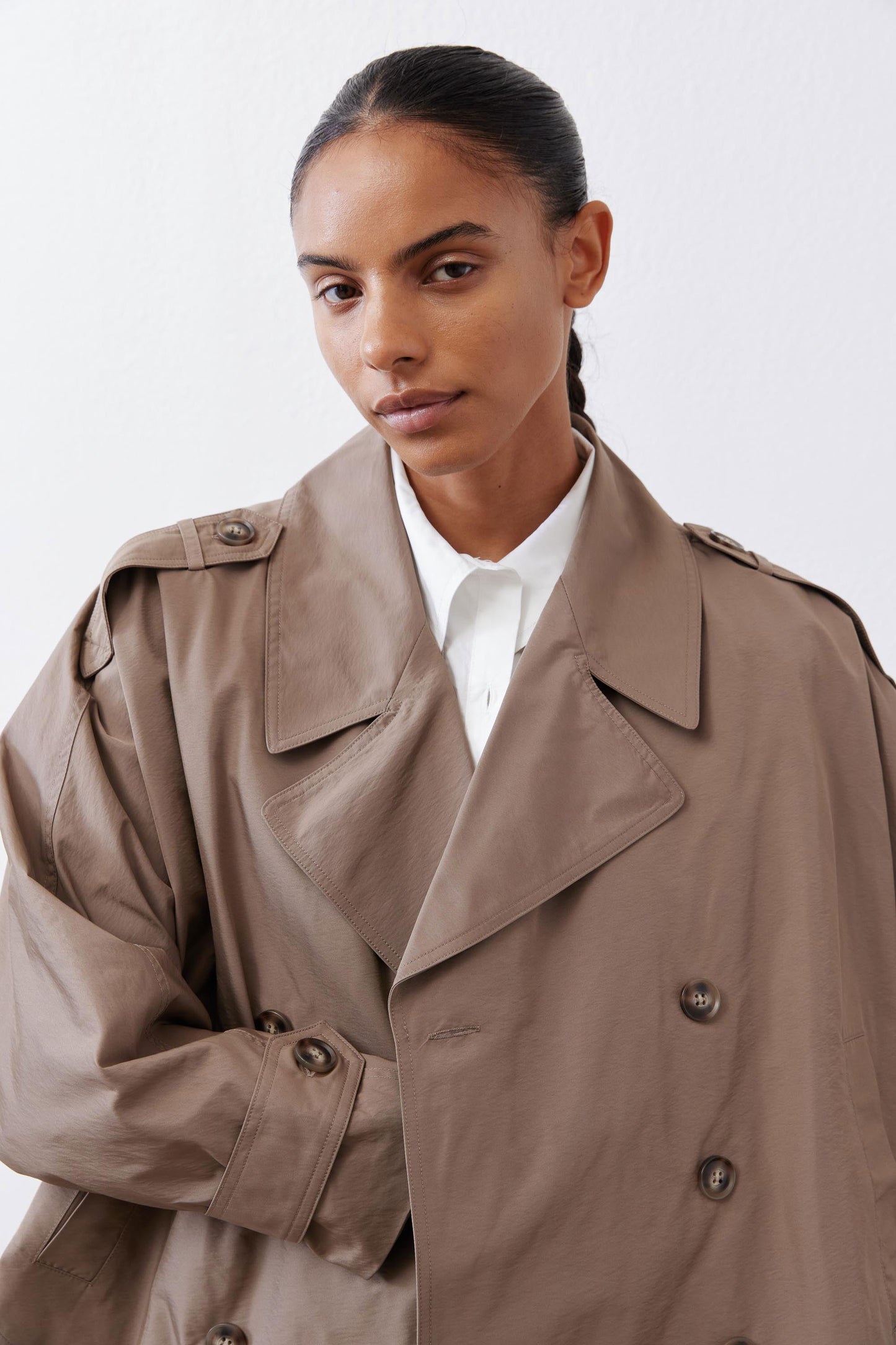 Walnut nylon trench coat collar and lapels with double-breasted buttons