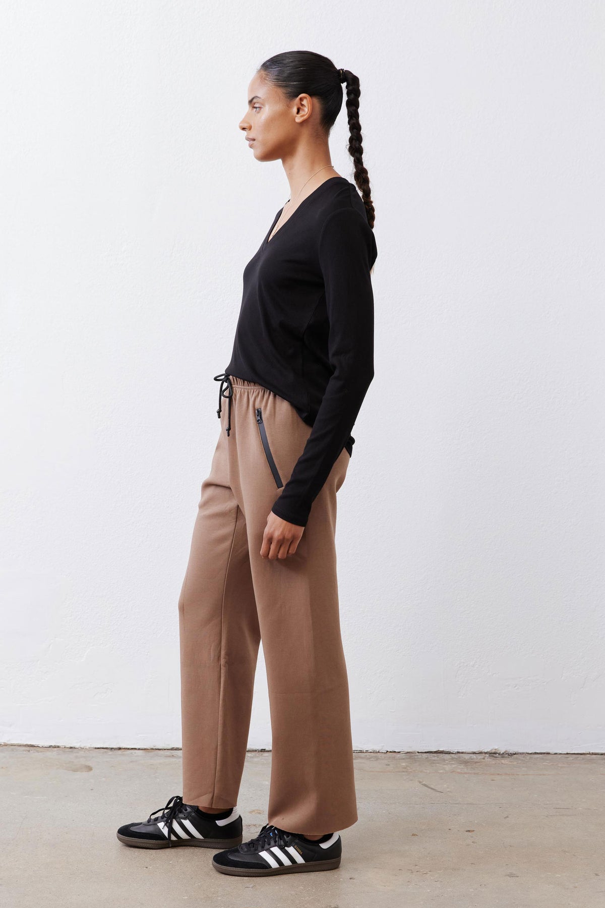 Fawn scuba pants, side view: elastic waist with drawstring and straight leg opening
