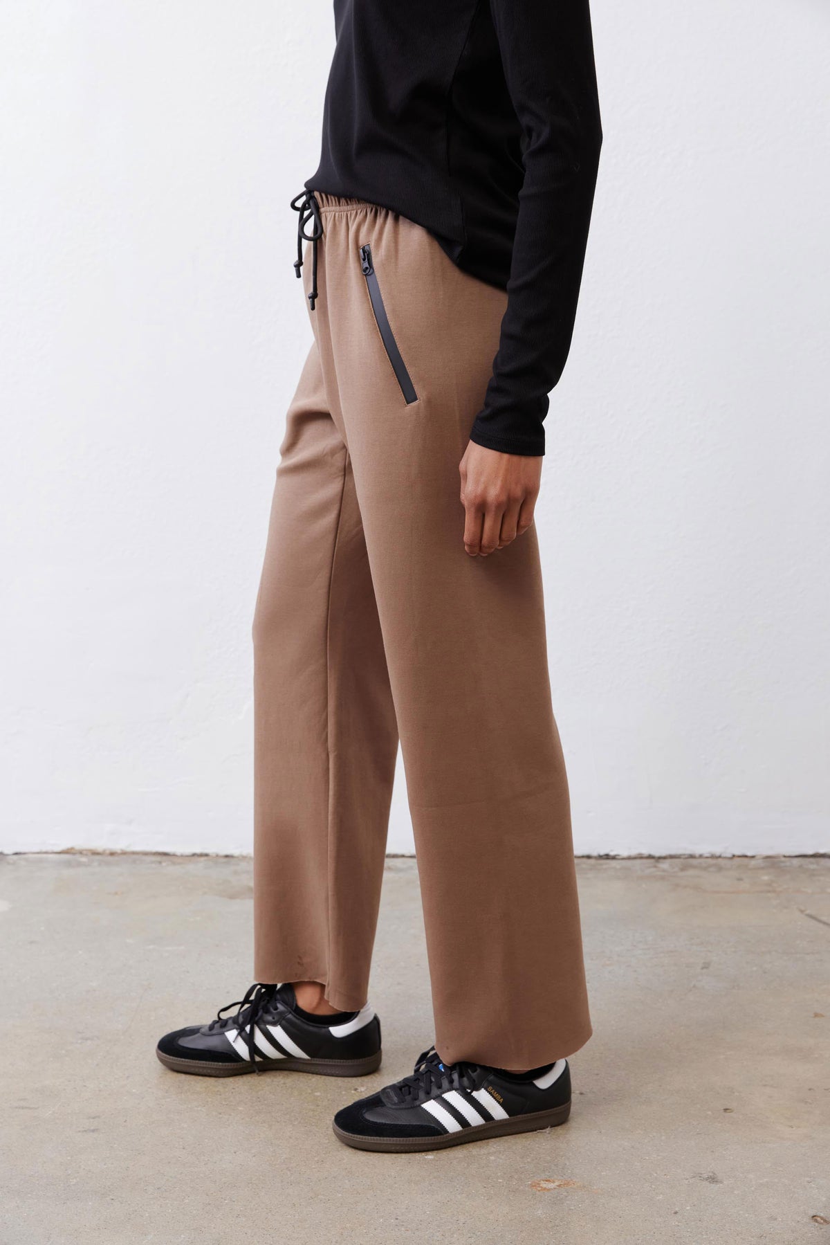 Fawn scuba pants with elastic waist and drawstring, straight wide-leg fit