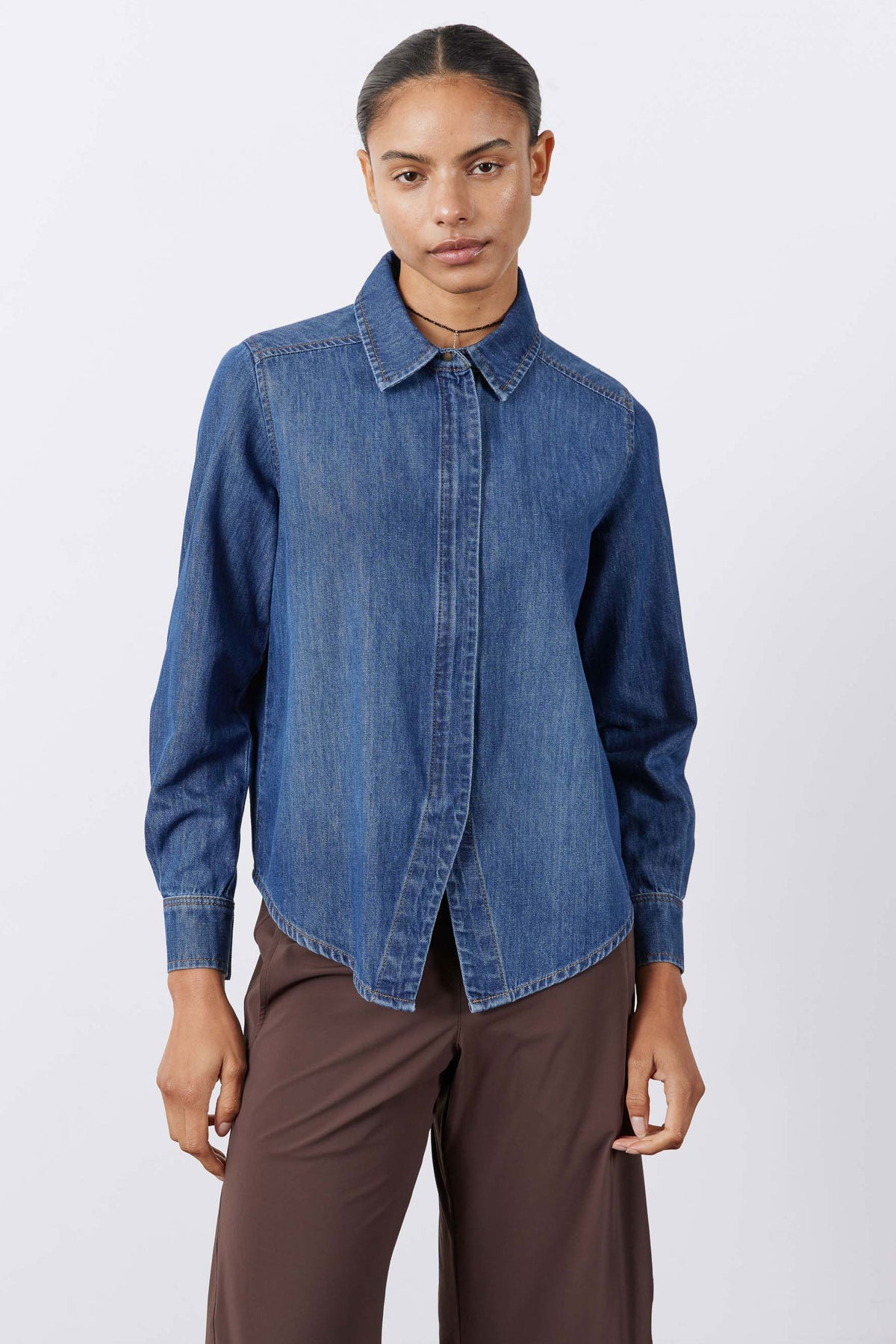 Denim blouse with buttonless point collar and front zipper, cropped length