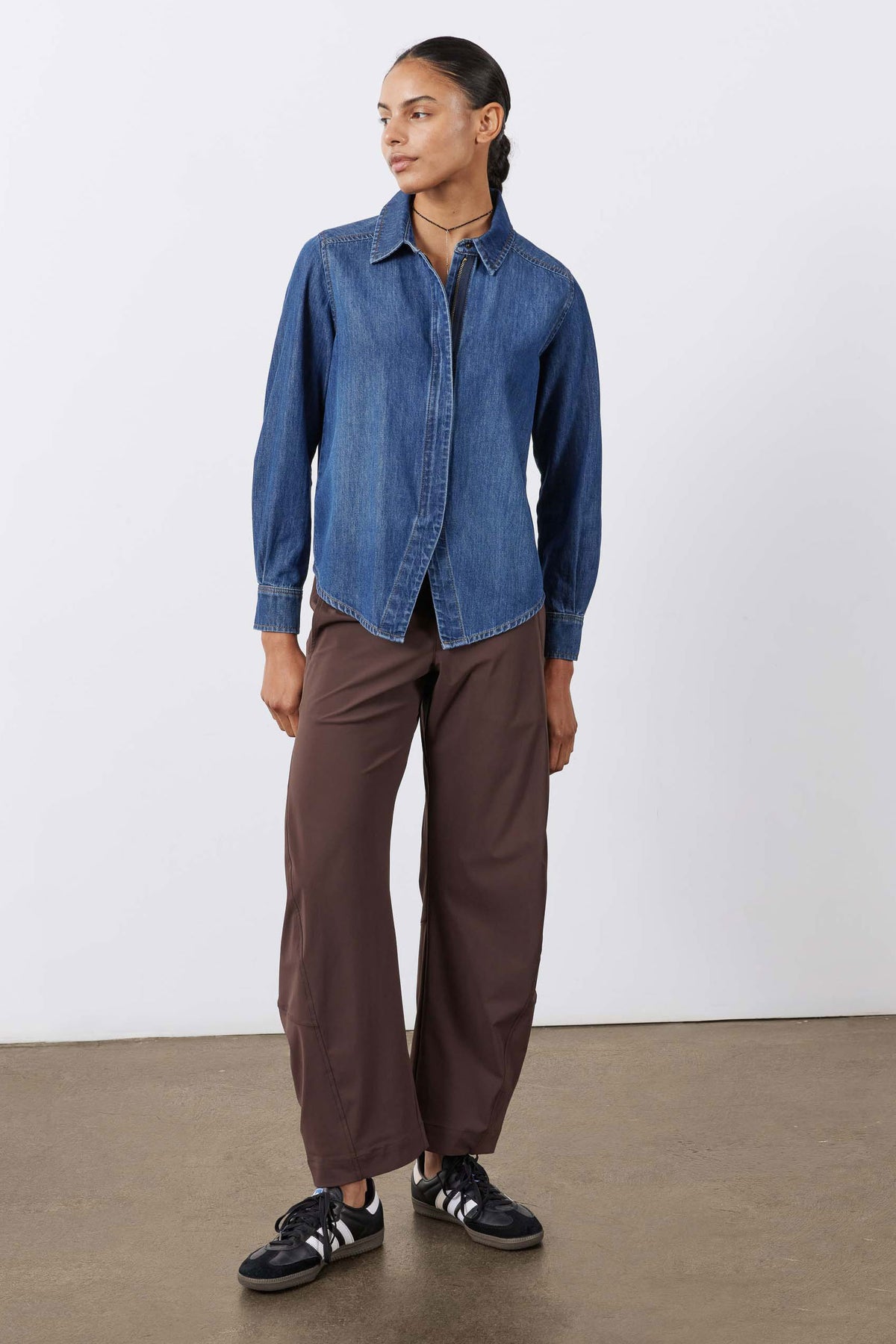 Denim blouse with pointed collar and full-length front zipper placket
