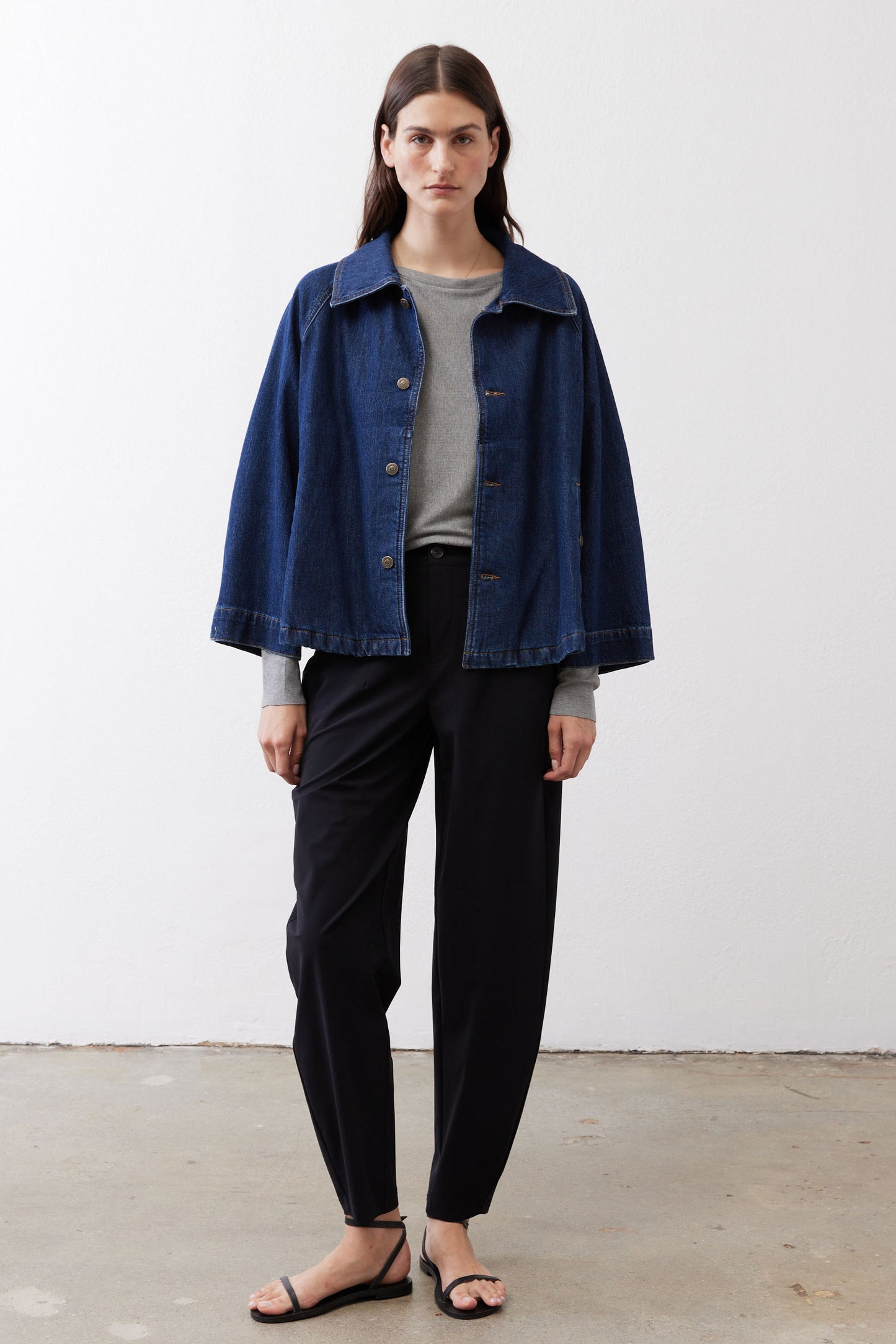 Denim cropped swing jacket, medium wash, pointed collar with button-front