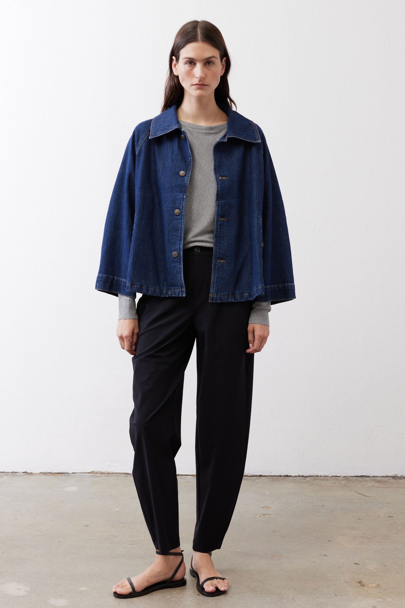 Denim cropped swing jacket, medium wash, pointed collar with button-front