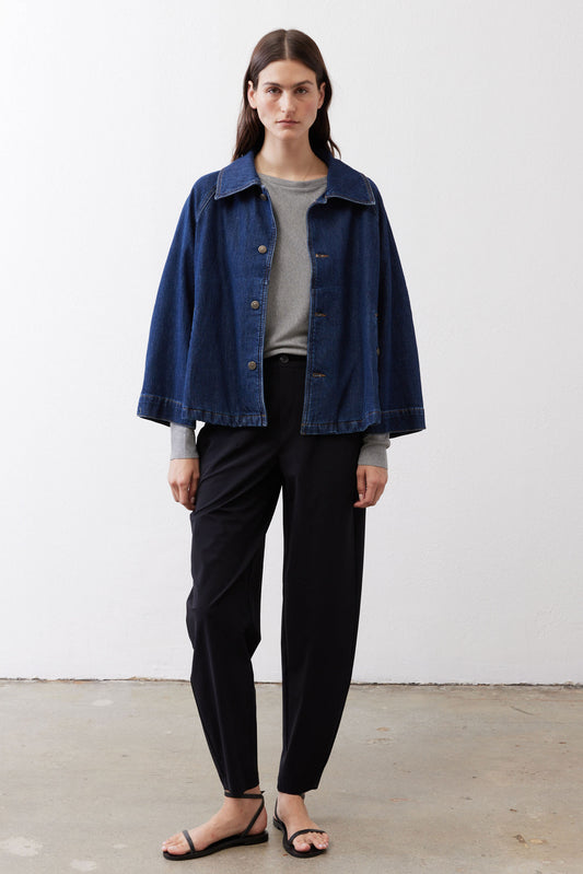Denim cropped swing jacket, medium wash, pointed collar with button-front