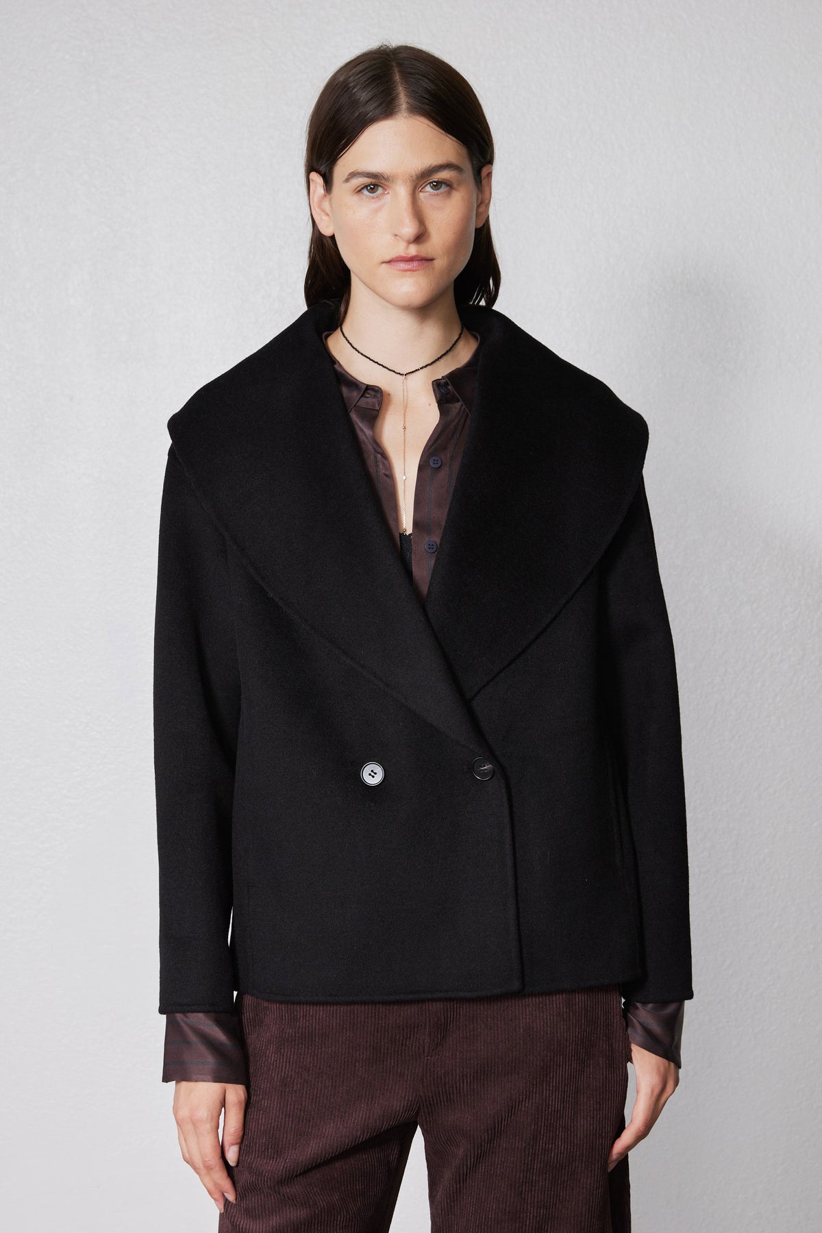Black cropped wool coat, double-breasted with two button closures and wide lapels