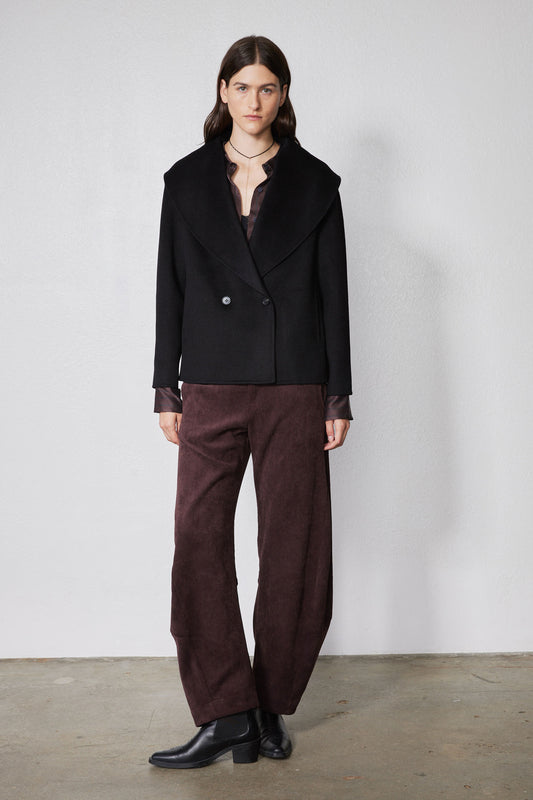 Black cropped double-faced wool coat with pointed lapels, buttoned closure and pockets