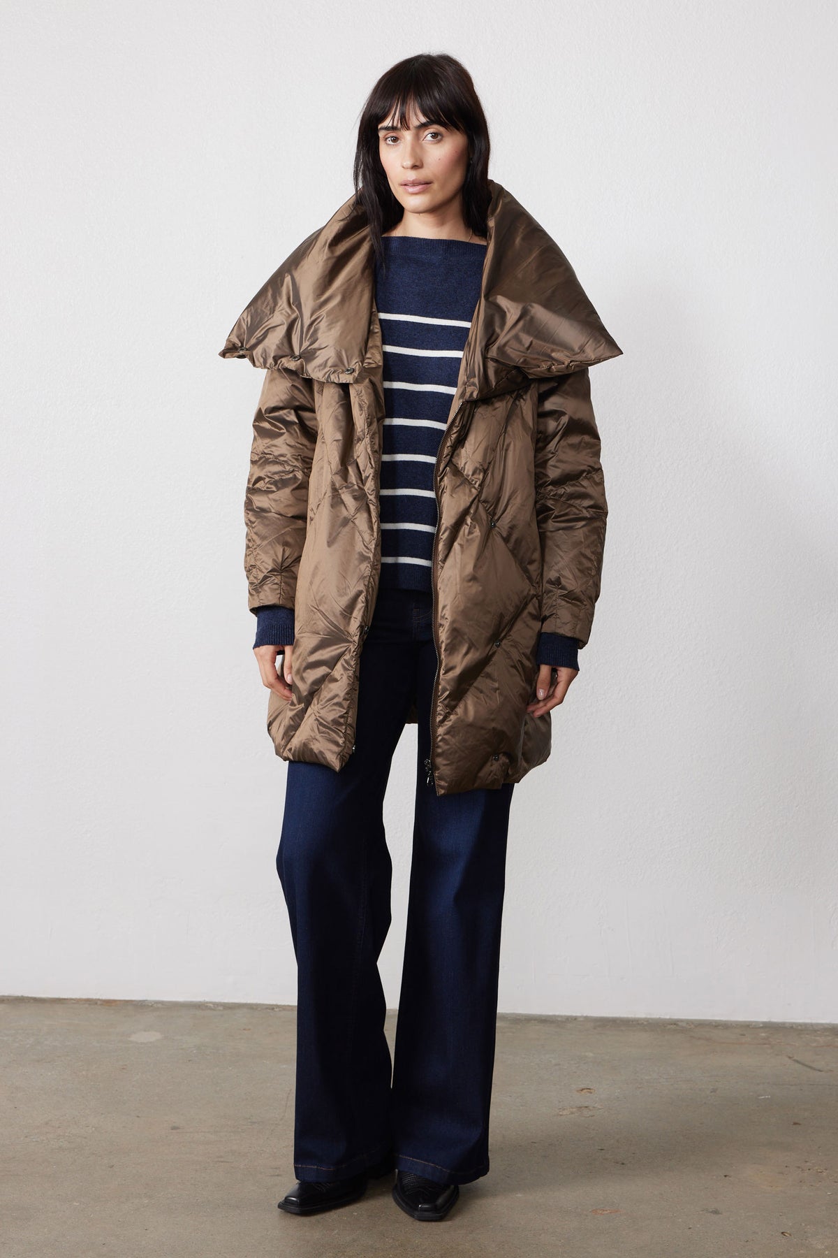 Open walnut puffer jacket with oversized collar and snap front