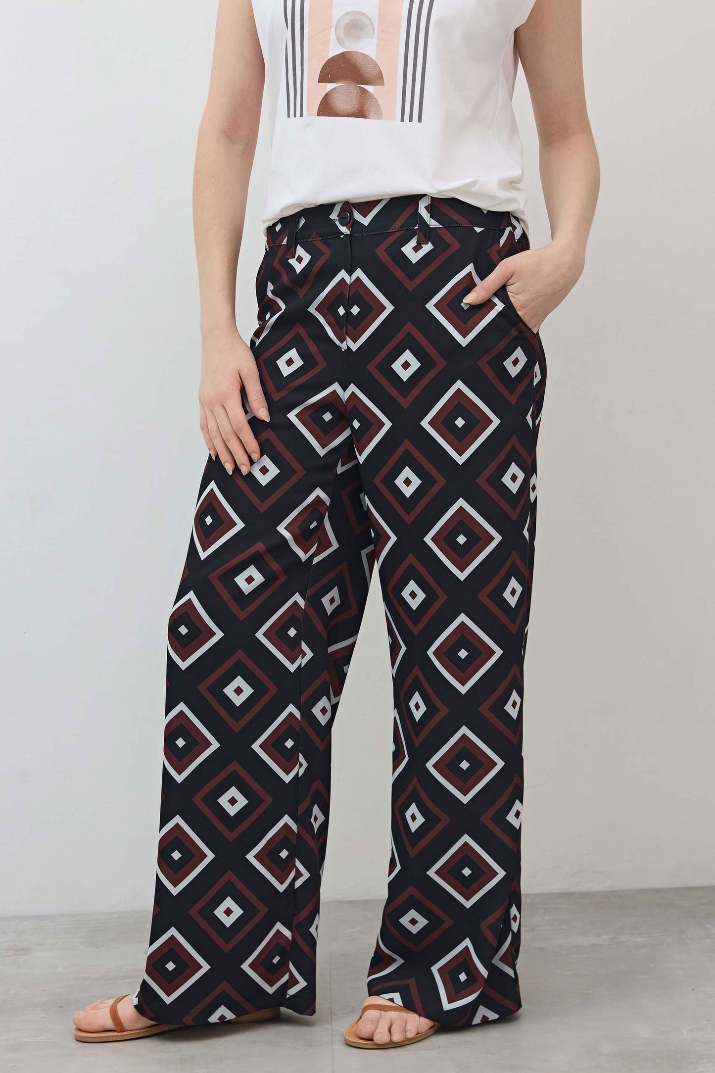 Wide-leg trousers with dark background and diamond geometric print, relaxed fit
