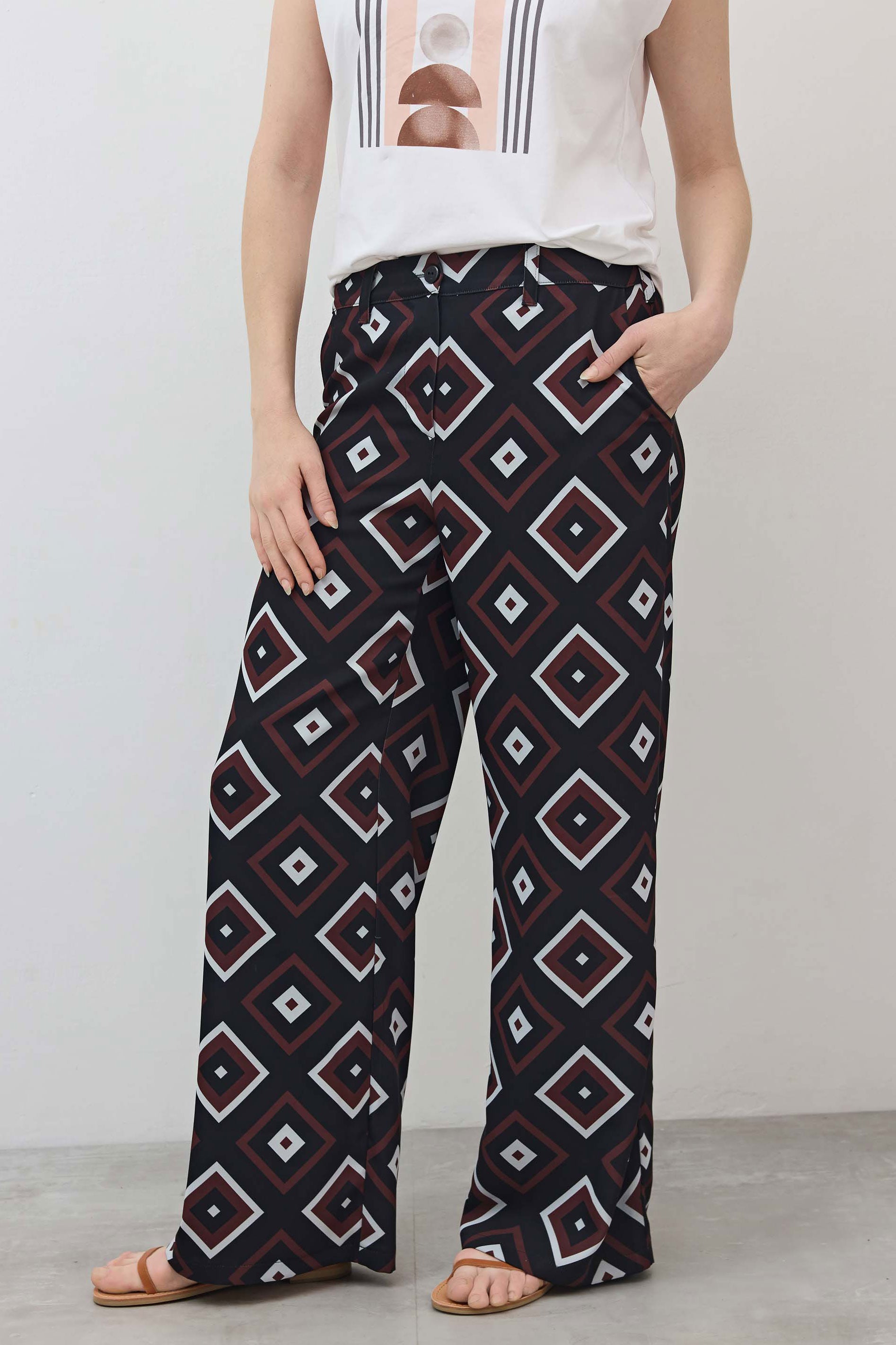 Wide-leg trousers with dark background and diamond geometric print, relaxed fit