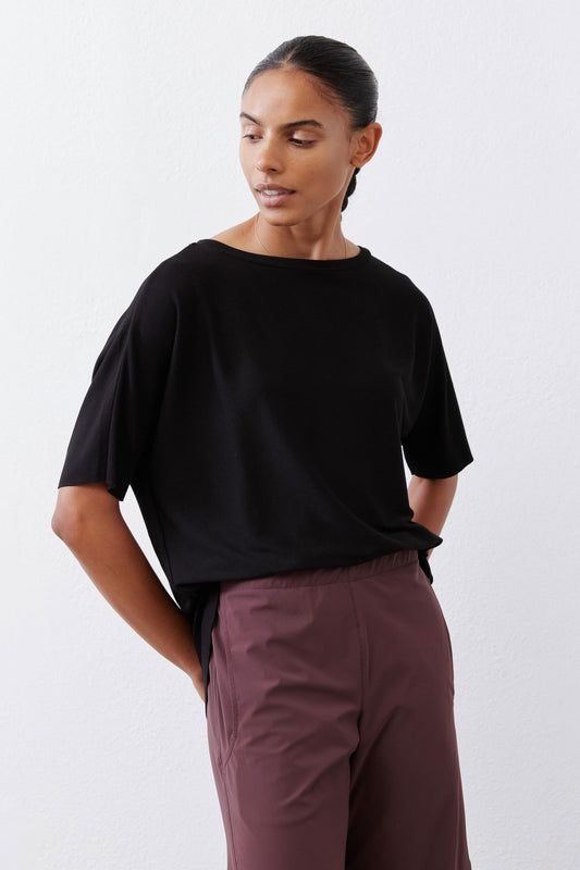Black short-sleeve crew-neck top with loose fit and minimal seams