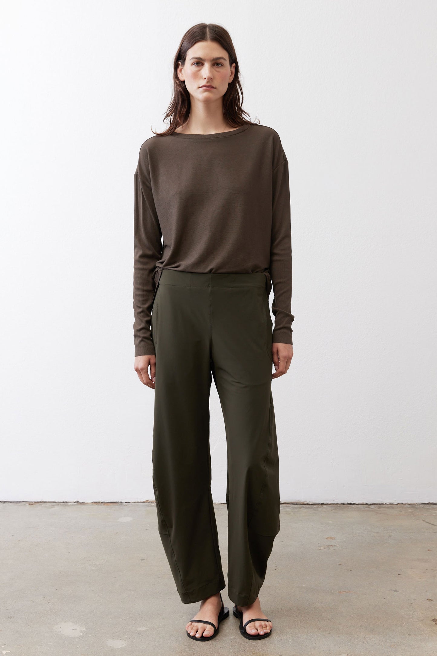 Essential button-back top, long sleeve, round neck in dark olive