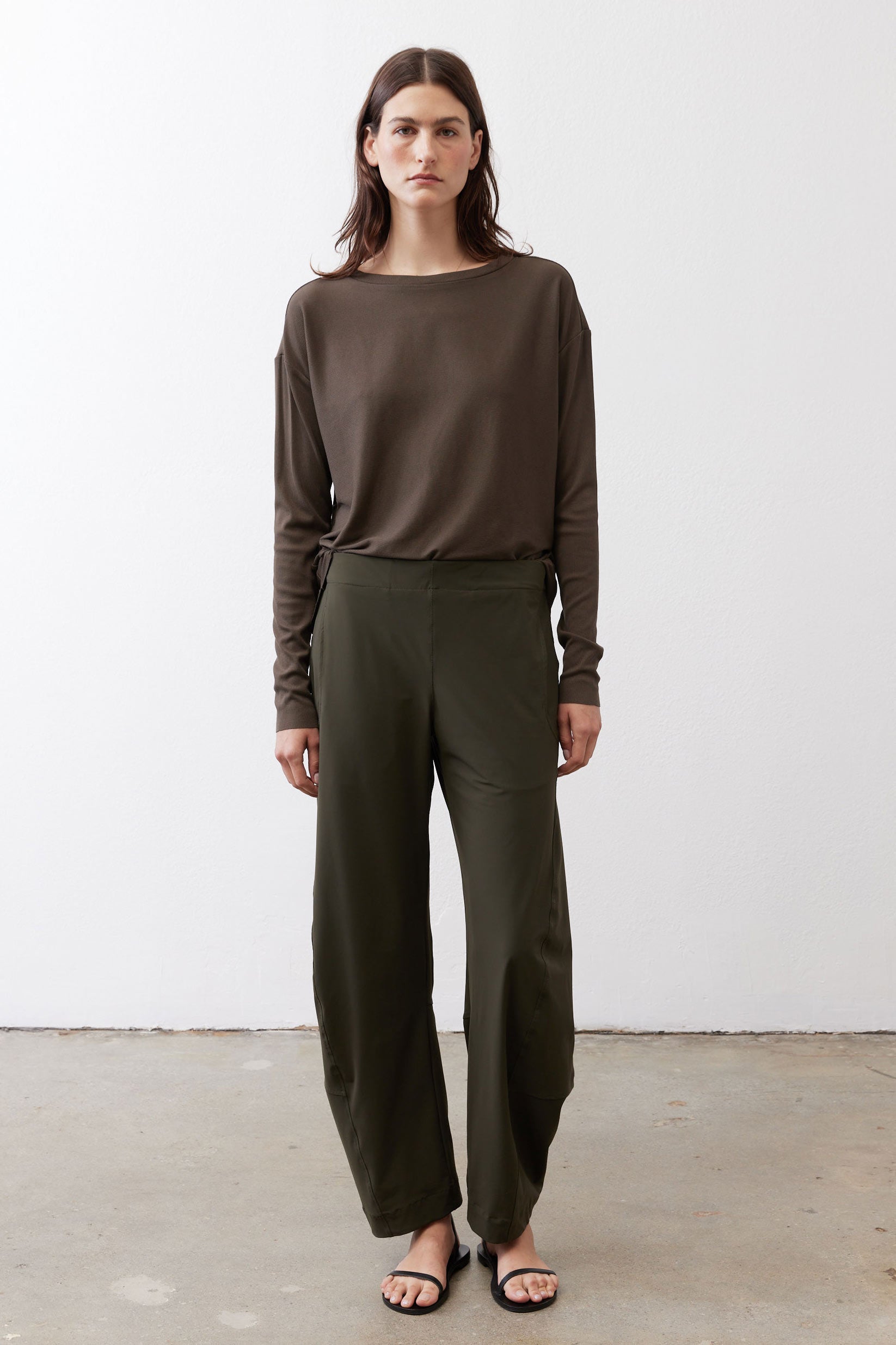 Essential button-back top, long sleeve, round neck in dark olive