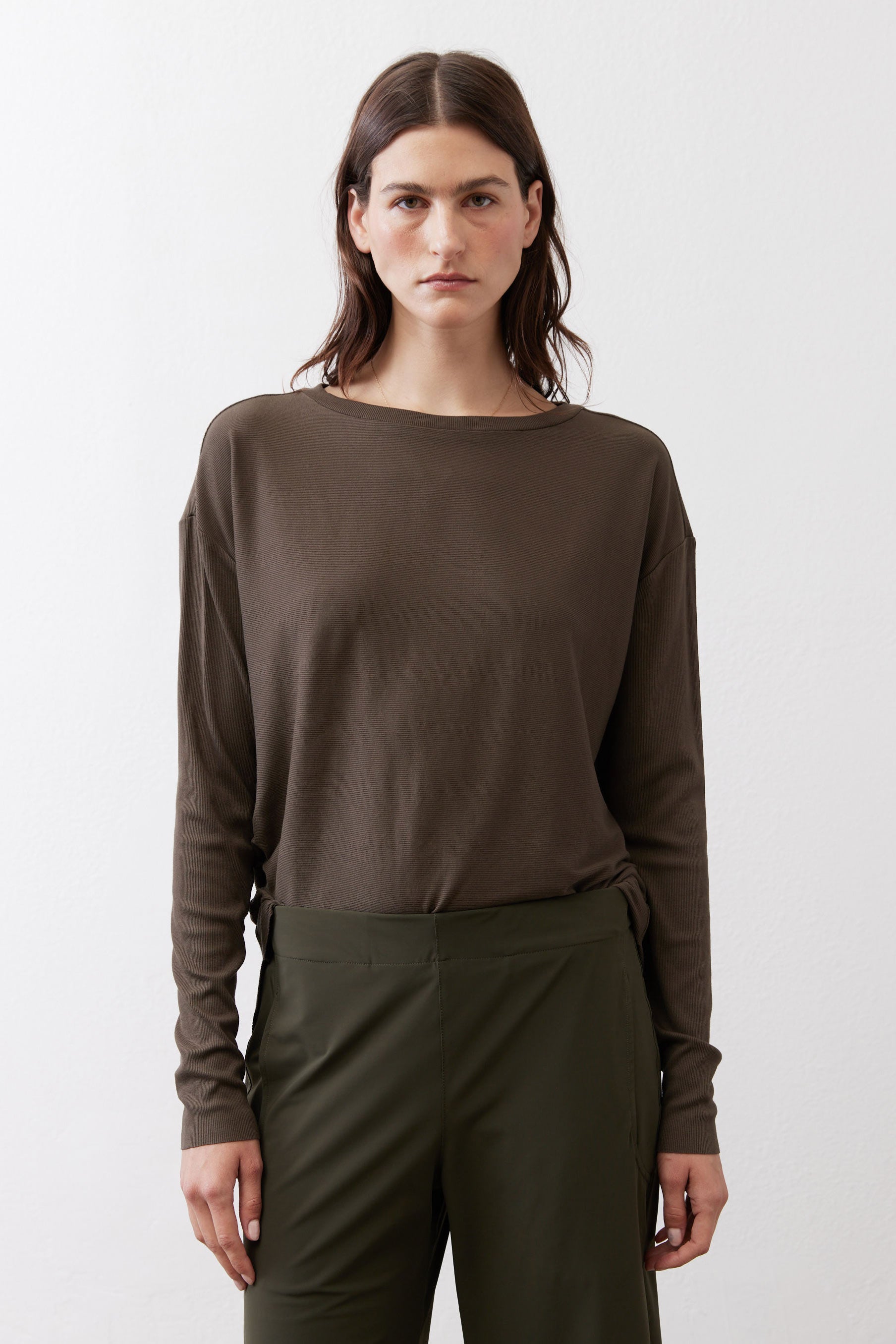 Essential button-back top, long sleeve, round neckline in dark olive