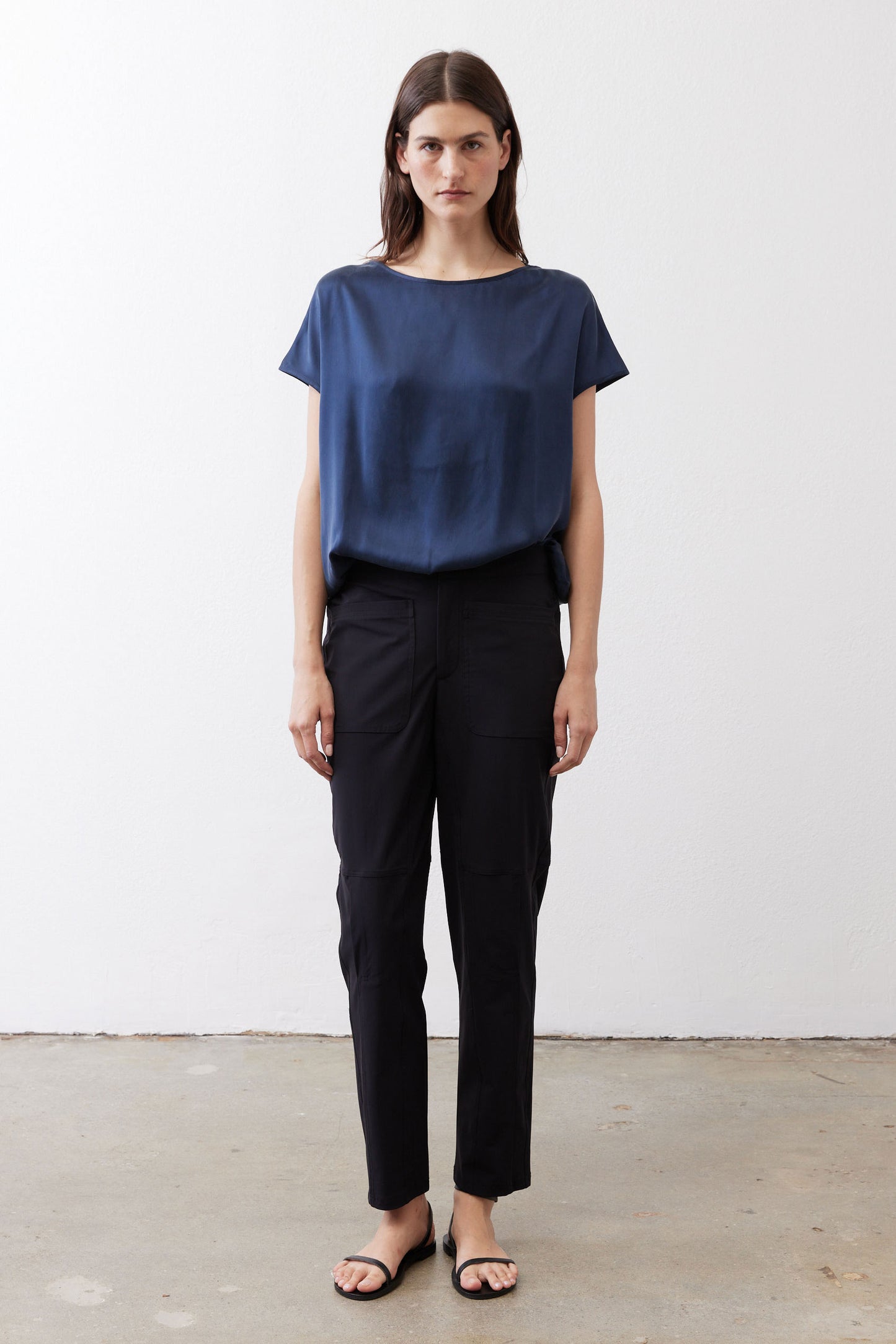 Black slim pants with elastic waist and ankle-length cargo pockets