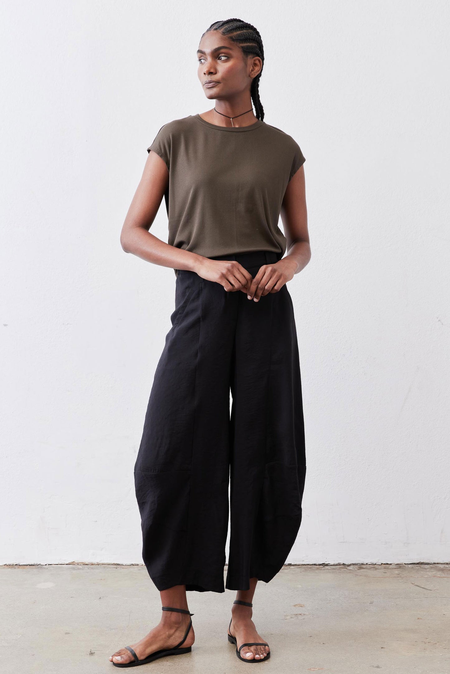 Black wide-leg pants with elastic waistband and relaxed fit with side pockets