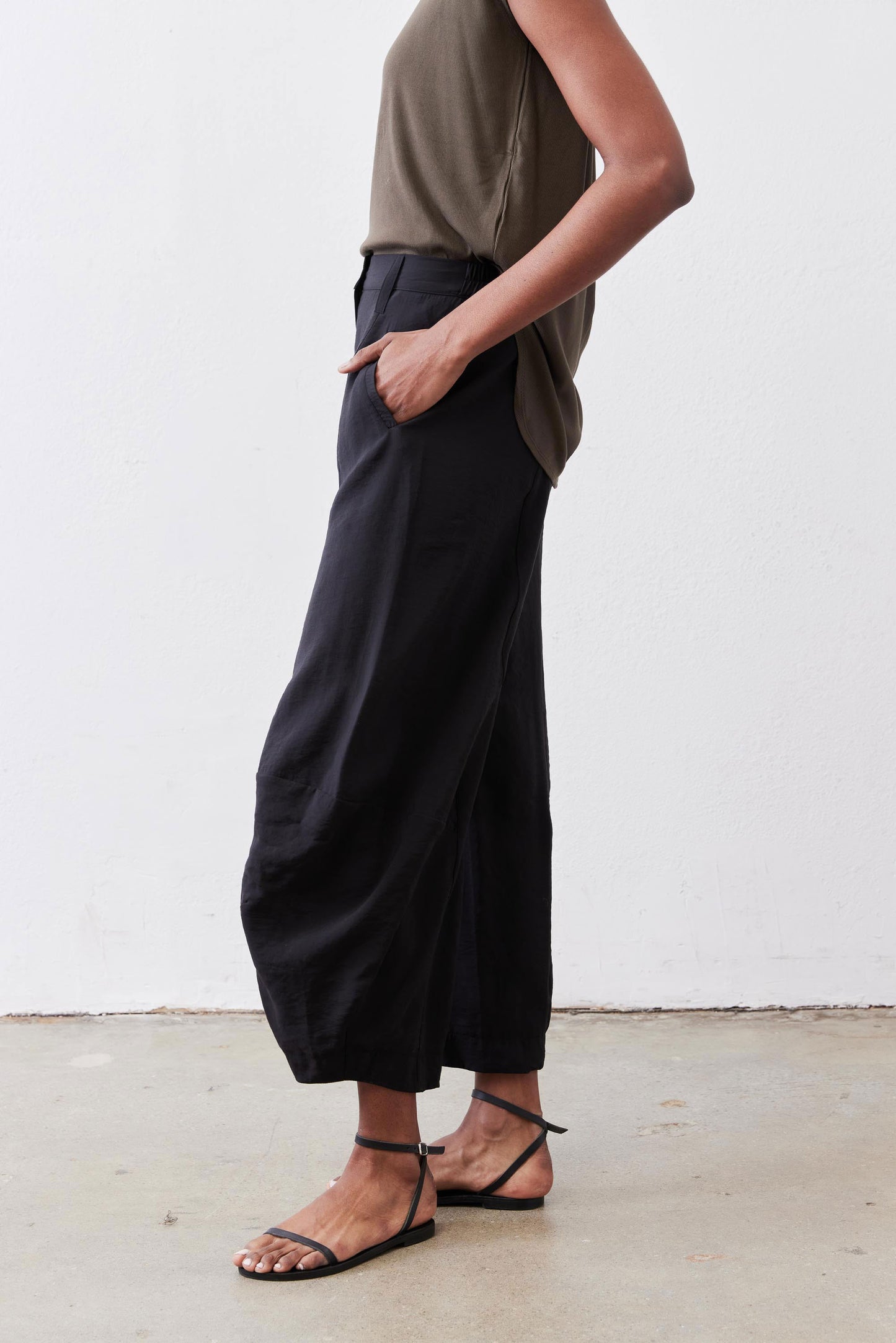 Black wide-leg pants with elastic waistband and wide cropped legs, side pocket