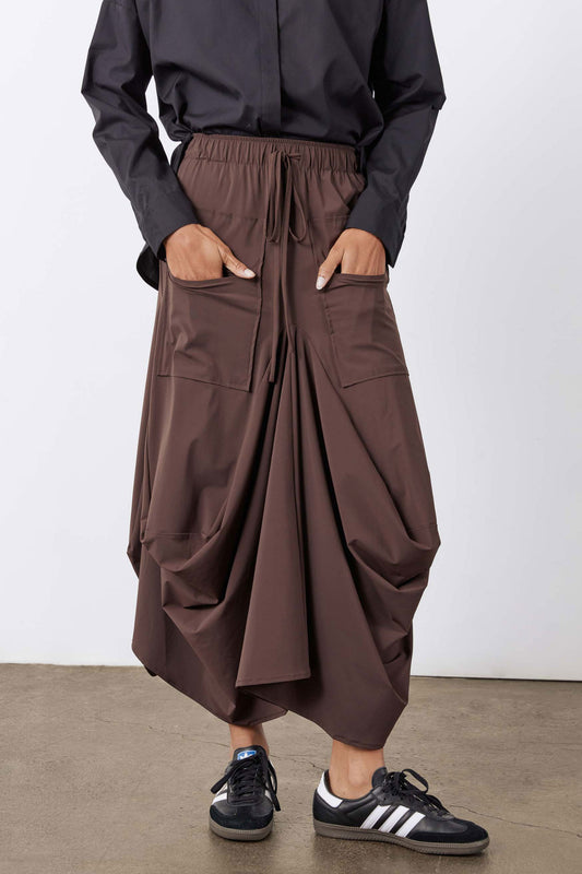 Coffee skirt with elastic waist, drawstring, and angled patch pockets.