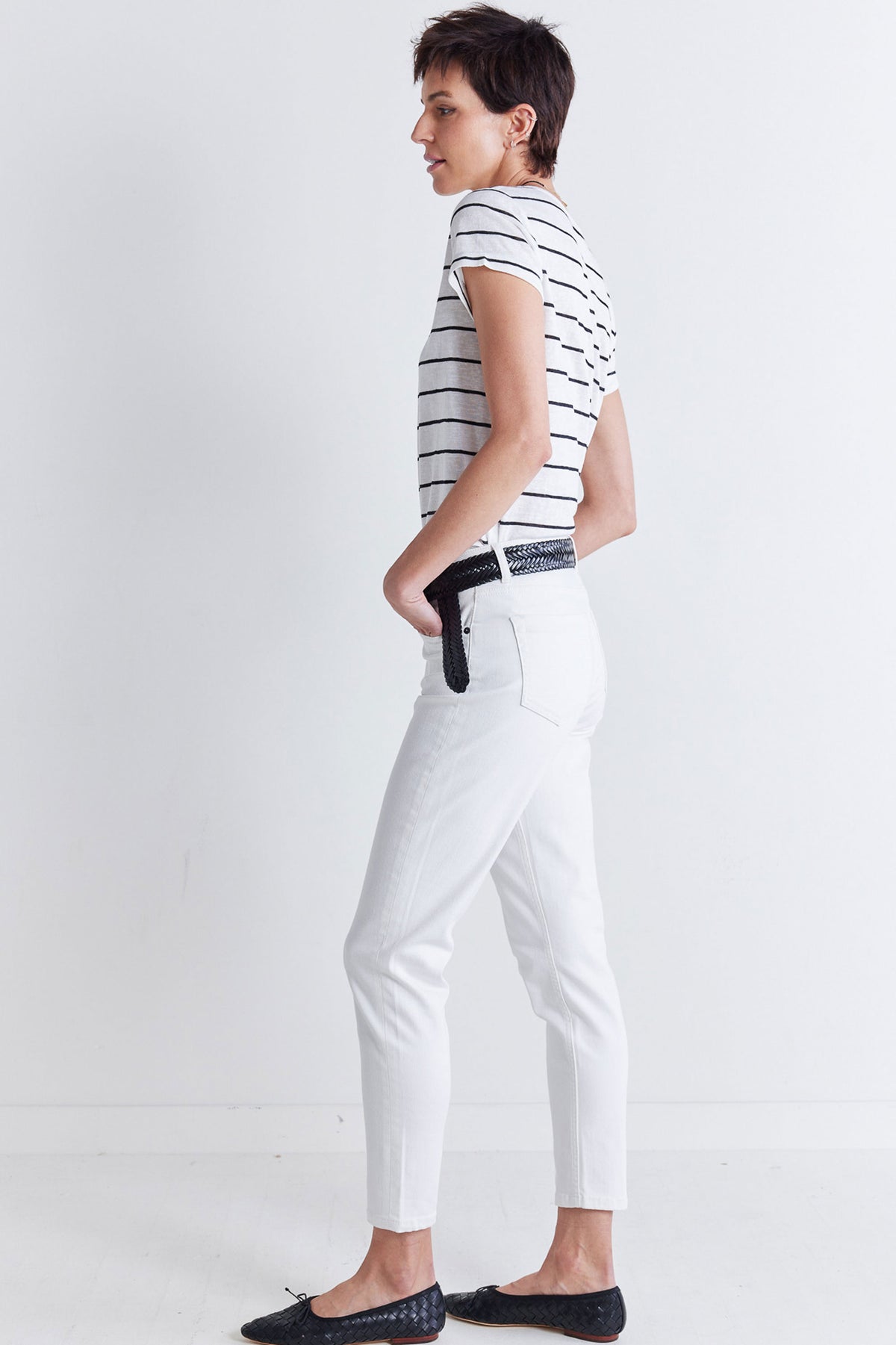 Vintage white slim ankle jeans with back and side seams, five-pocket fit