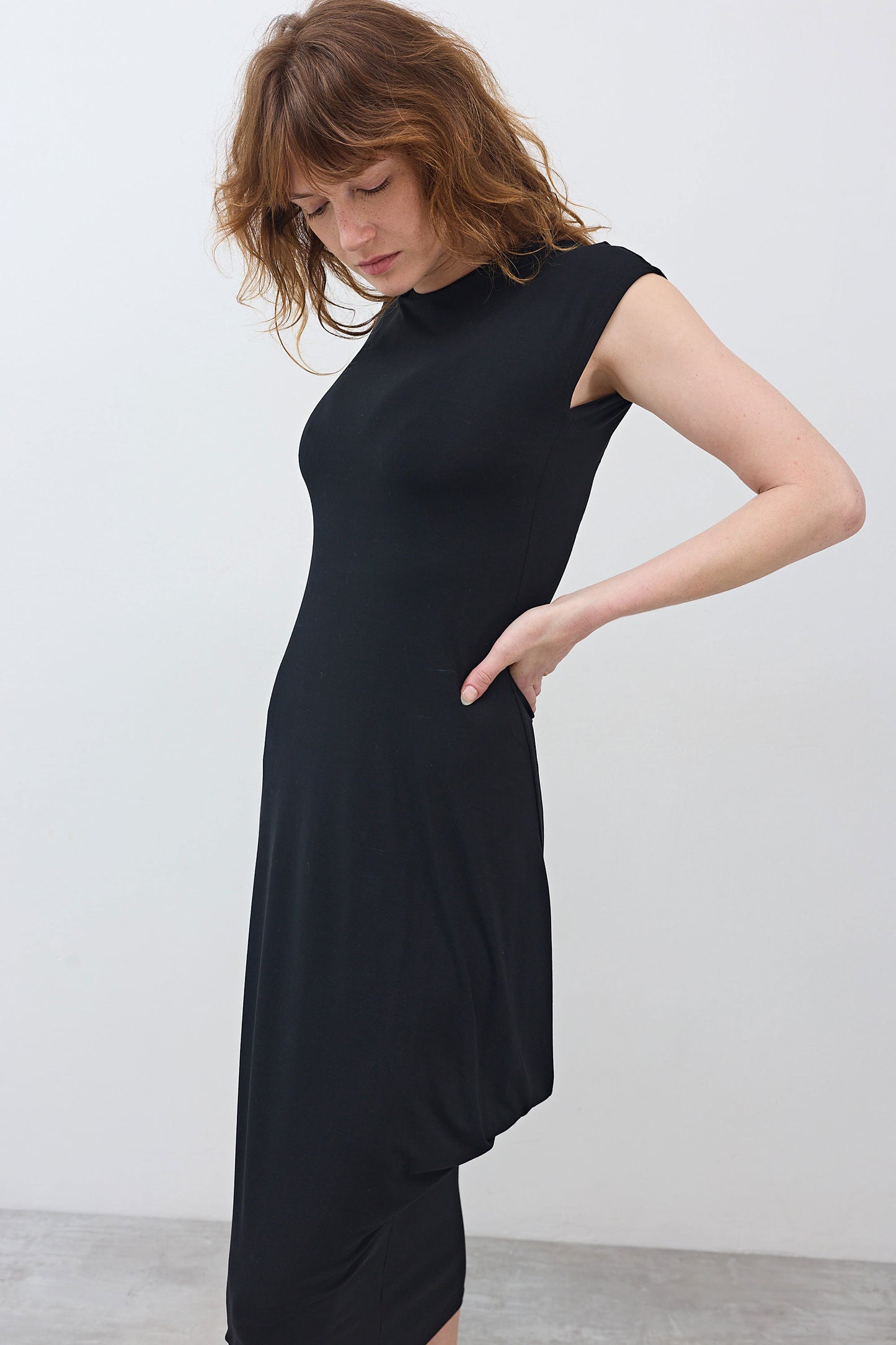 Black short-sleeve jersey dress, fitted silhouette, curved midi hem