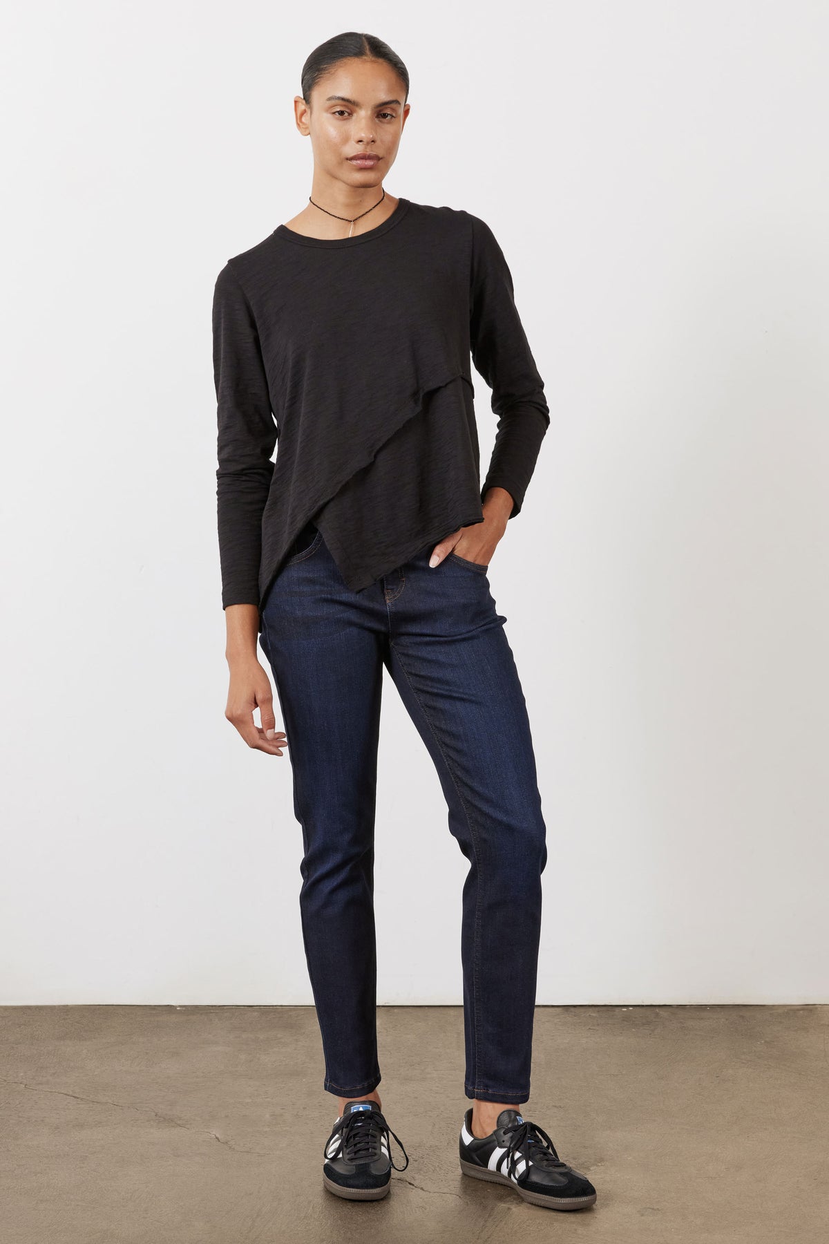 Dark blue fitted jeans, slim straight cut with front button closure and back pocket