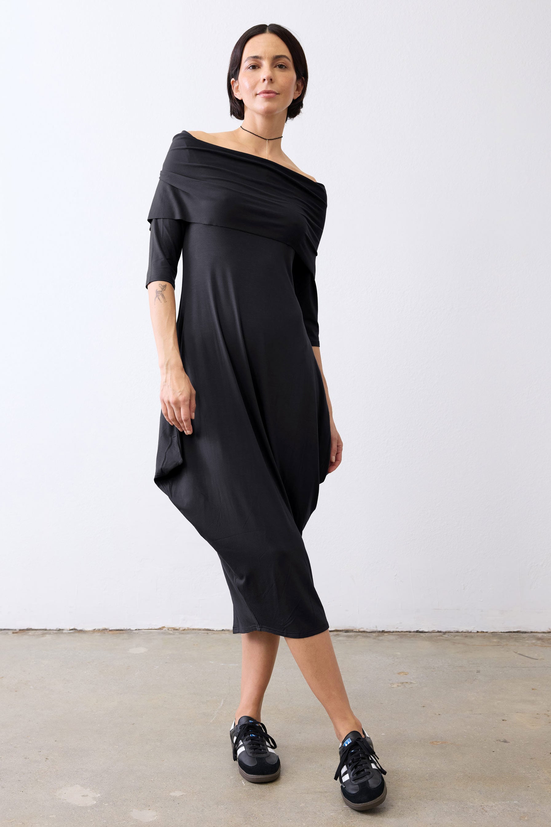 women dress off shoulder Long Flowing Red for 55 (140 cm) COLOR Iconic Off The Shoulder Dress