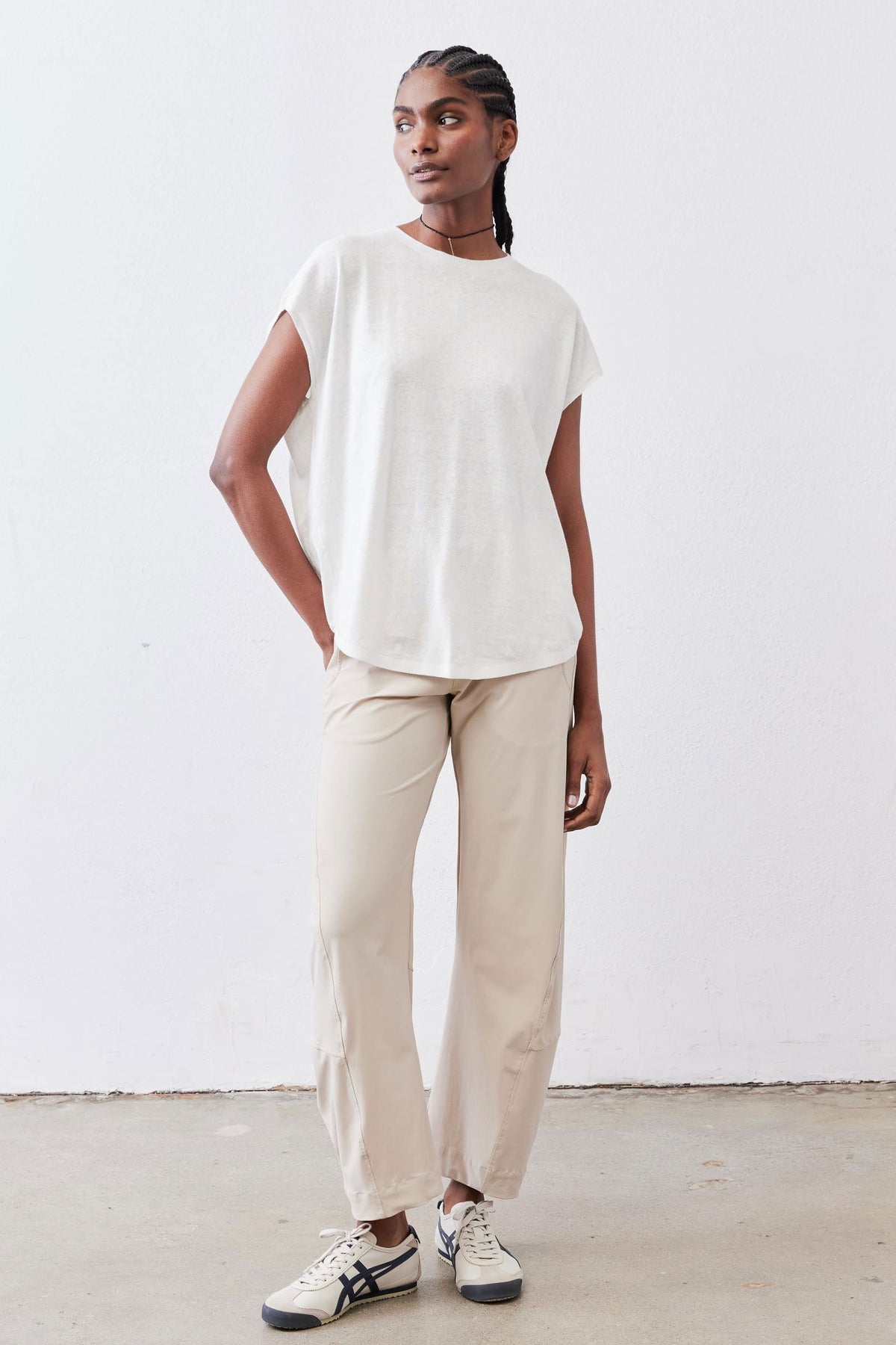 White light sweater top with crew neck and short sleeves, relaxed straight hem