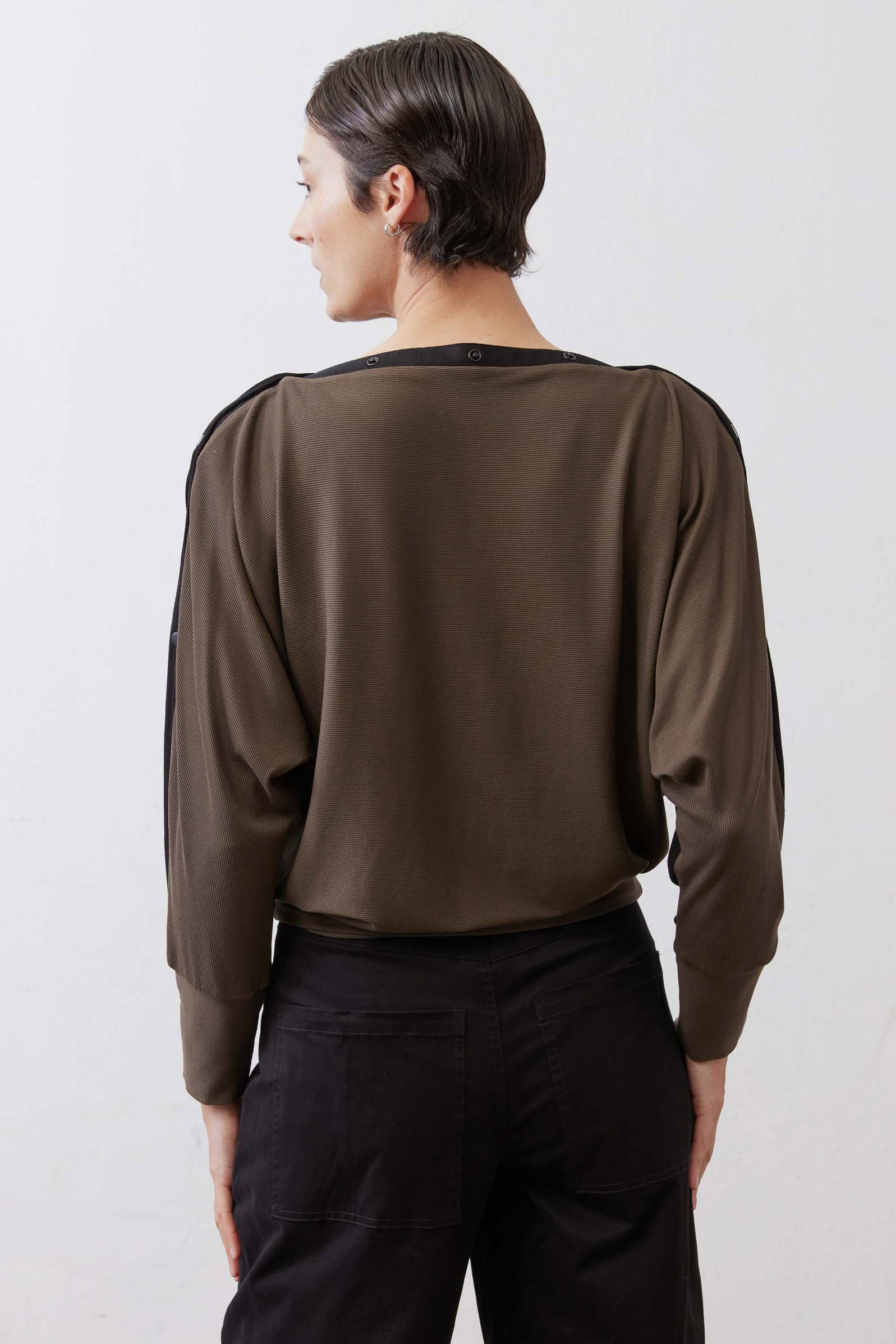 In A Snap Long Sleeve Top | Black Taupe – Ruti