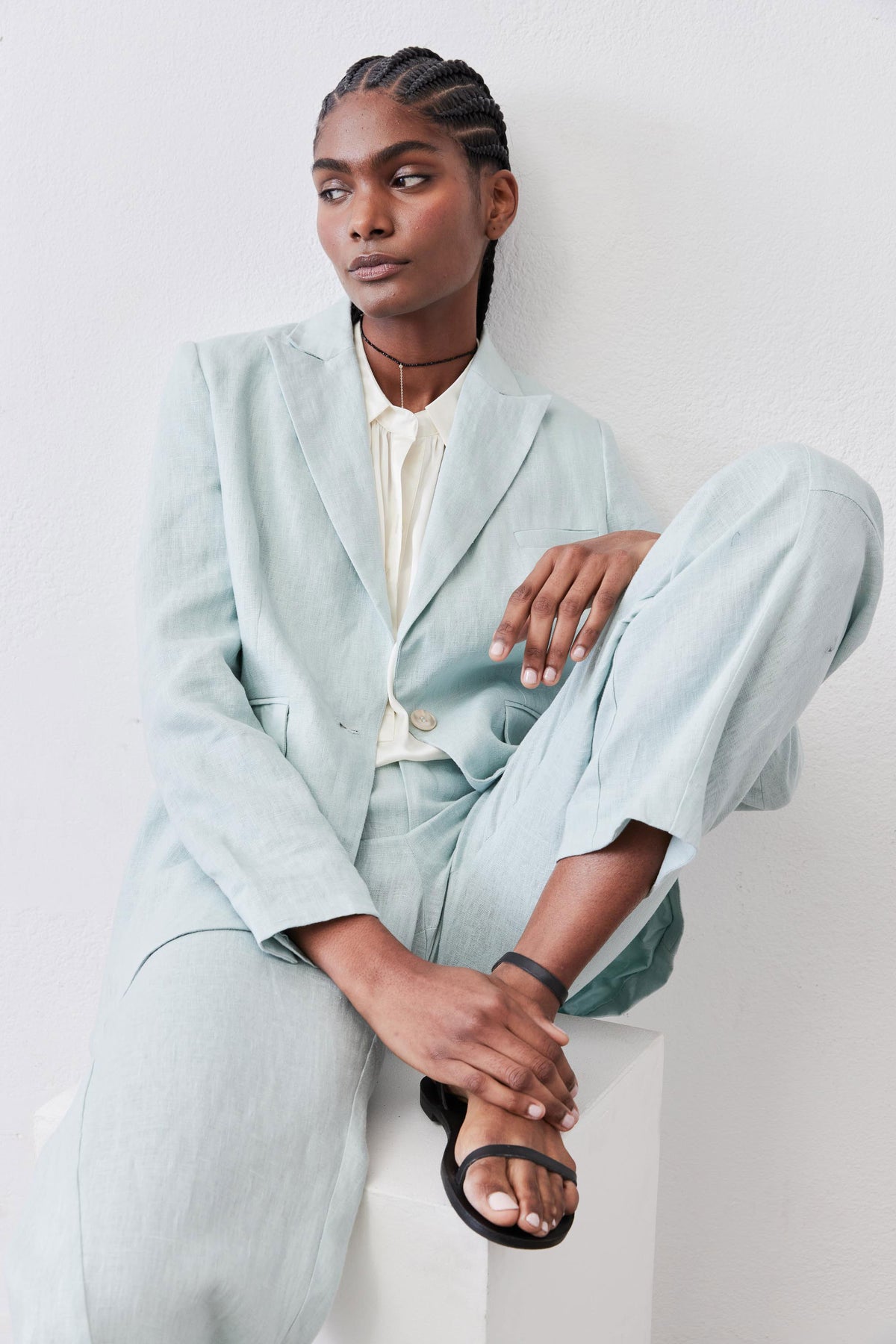 Mint linen blazer with notch lapels and flap pockets, single-breasted front, long sleeves