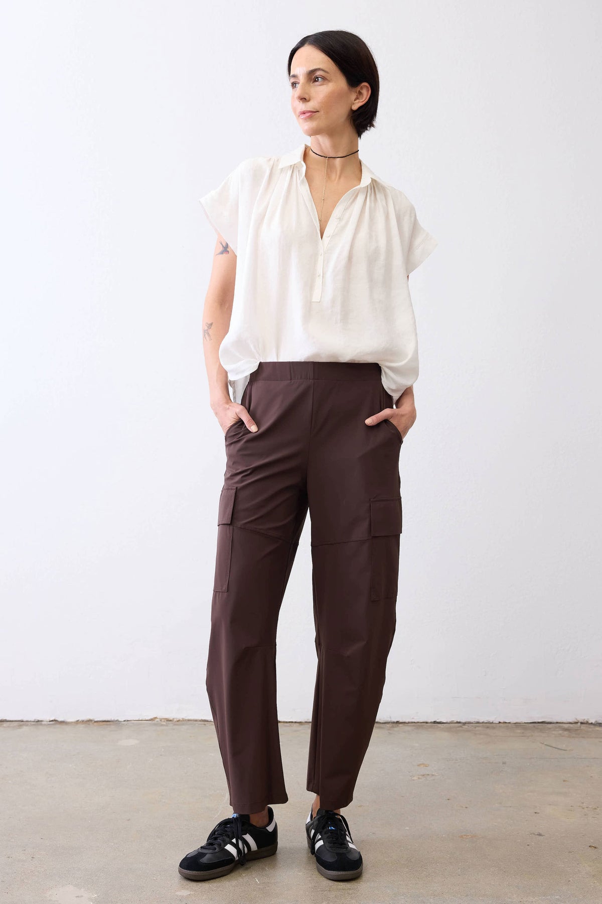 Coffee-brown utility pants with elastic waistband and two cargo pockets