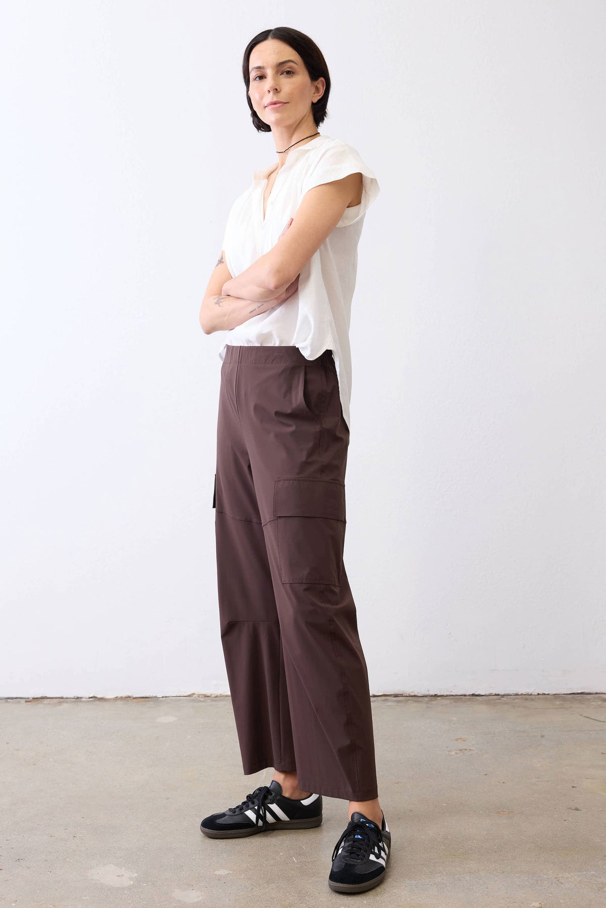 Coffee-brown utility pants with cargo pockets and elastic waist, straight-leg fit